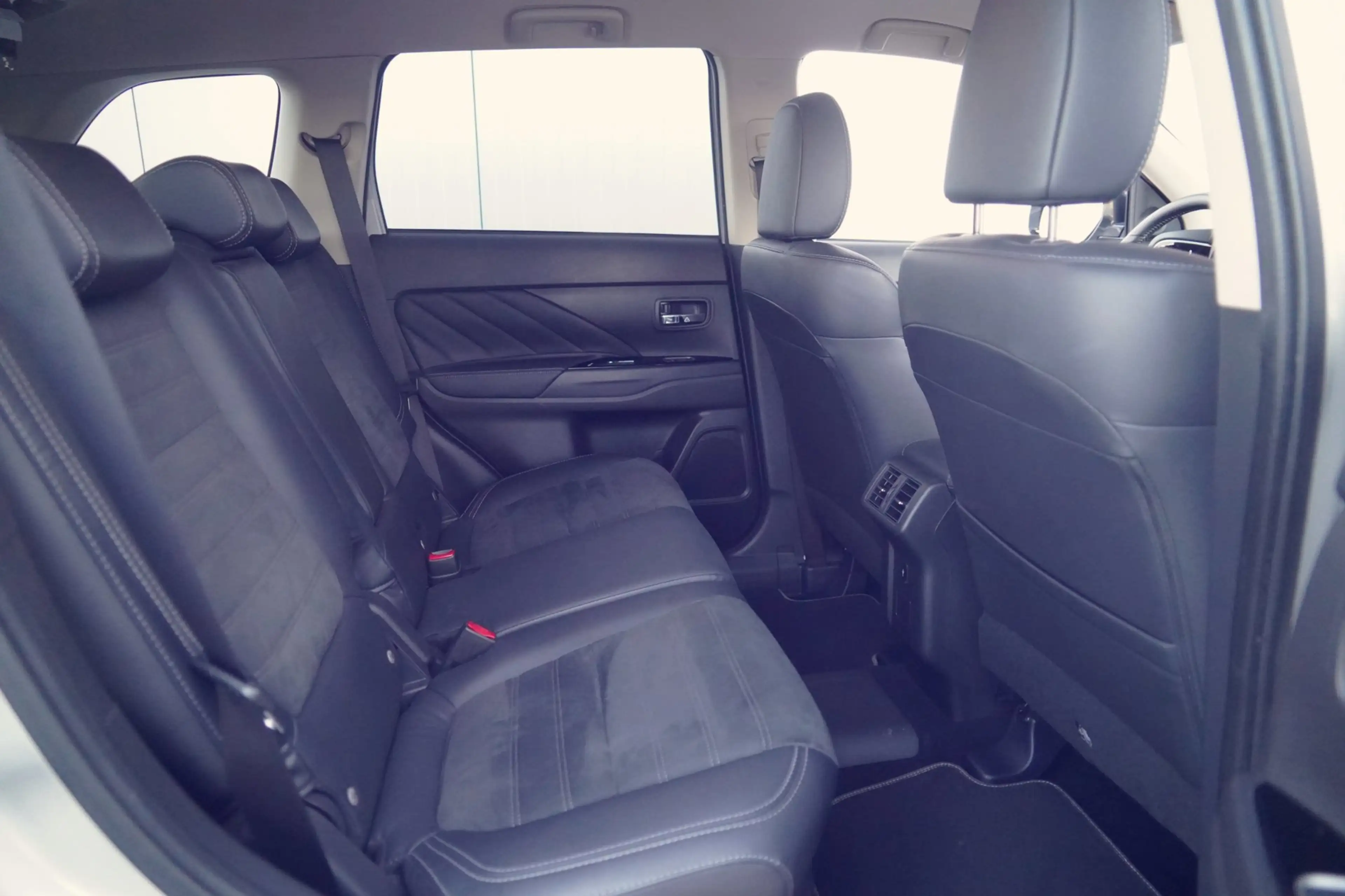Mitsubishi Outlander 2.4 PHEV Pure+ / 18 Inch / 119dkm NAP / Carplay / — photo 7