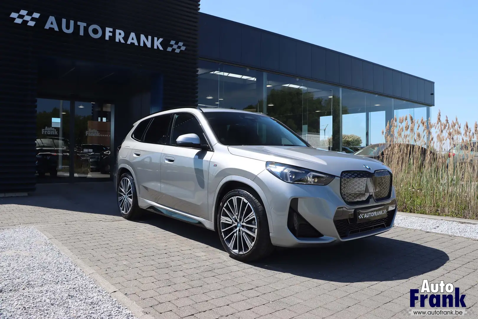 BMW iX1 30 / M-SPORT / PANO / MEMO / HUD / TREKHK / 360CAM Stříbrná - 1