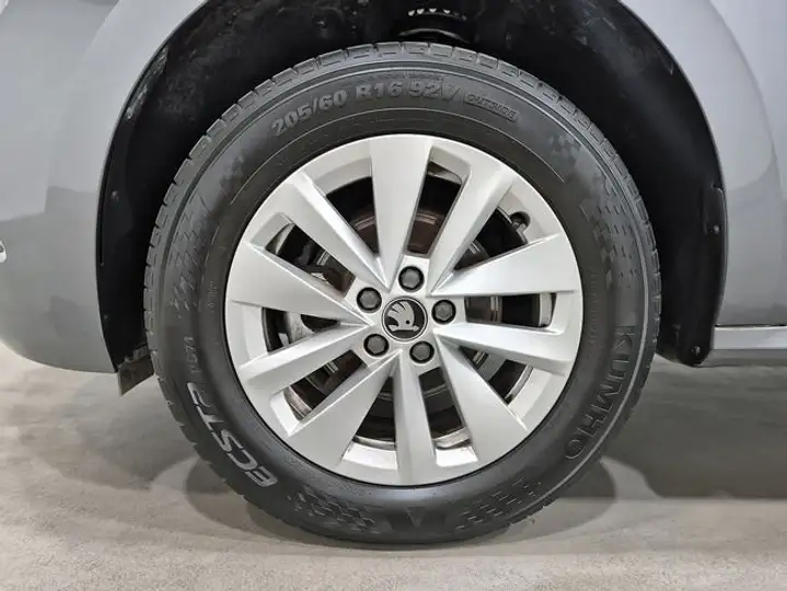 Škoda Kamiq 1.0 TSI Selection 2025, foto 8