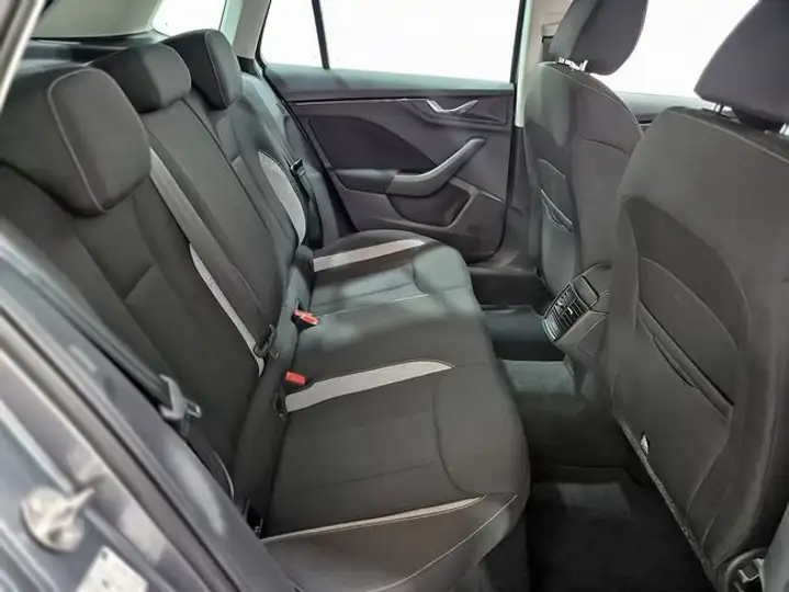 Škoda Kamiq 1.0 TSI Selection 2025, foto 6