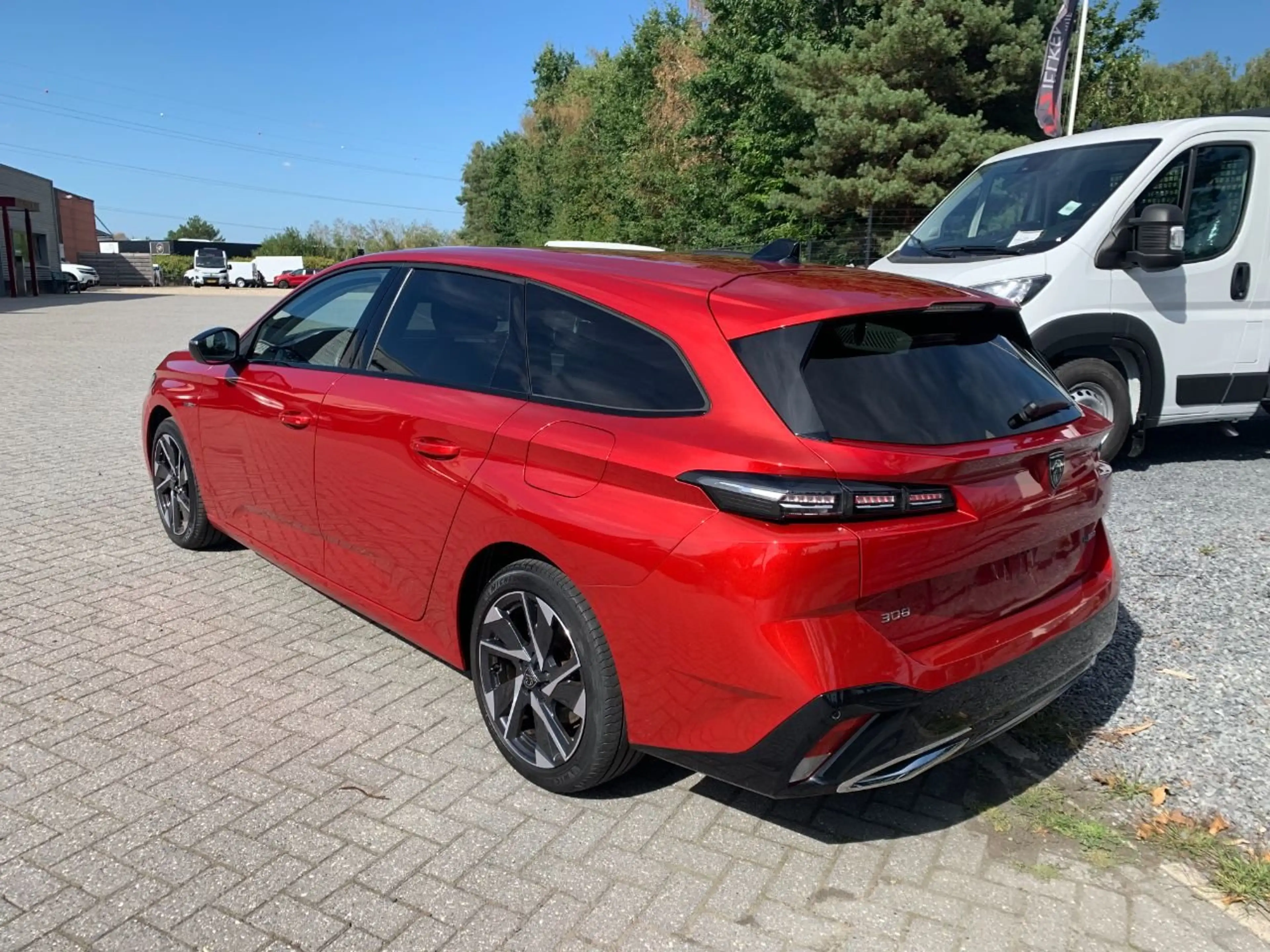 Peugeot 308 SW Hybrid 180 Allure Pack — photo 5