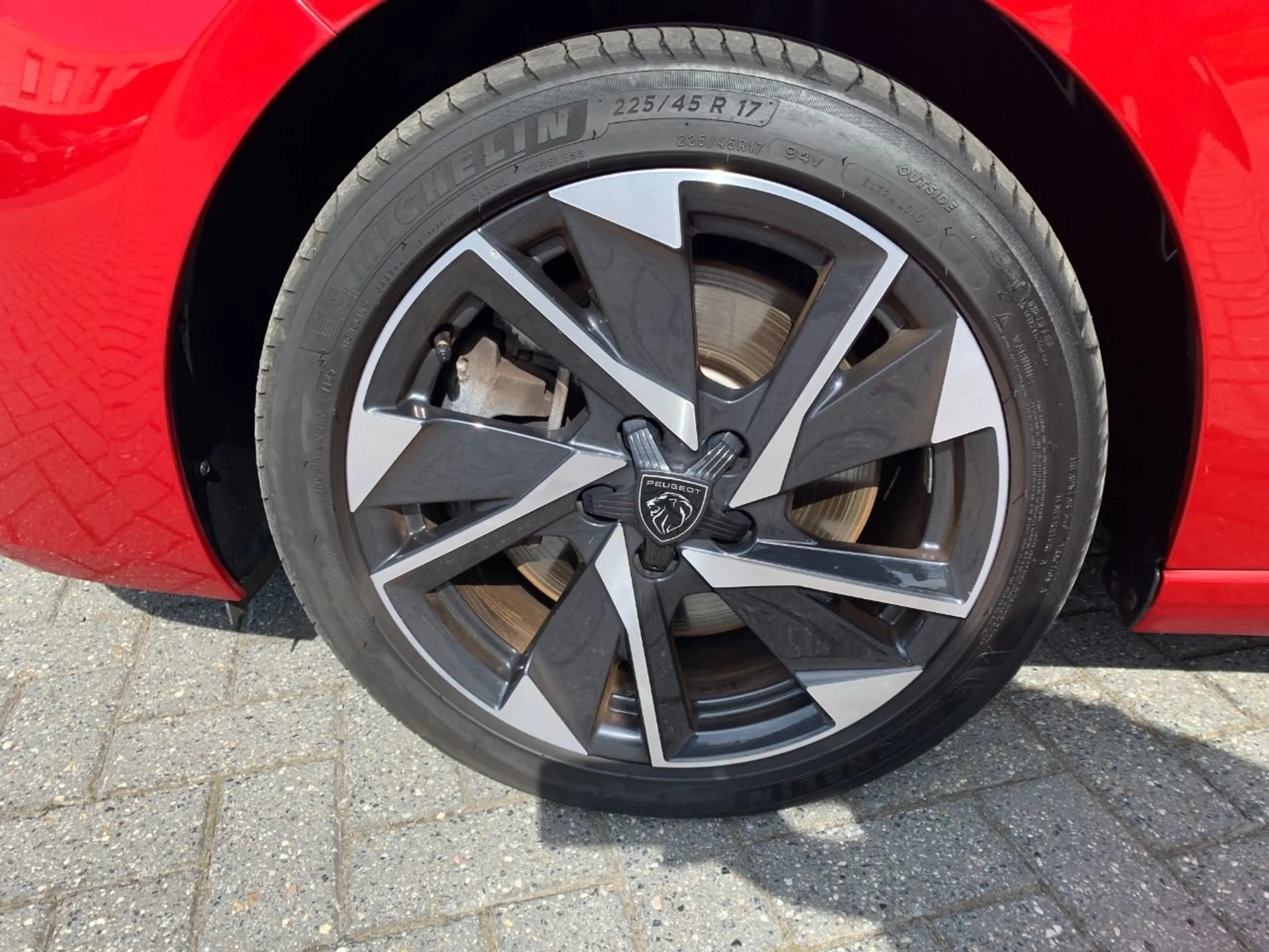 Peugeot 308 SW Hybrid 180 Allure Pack — photo 11