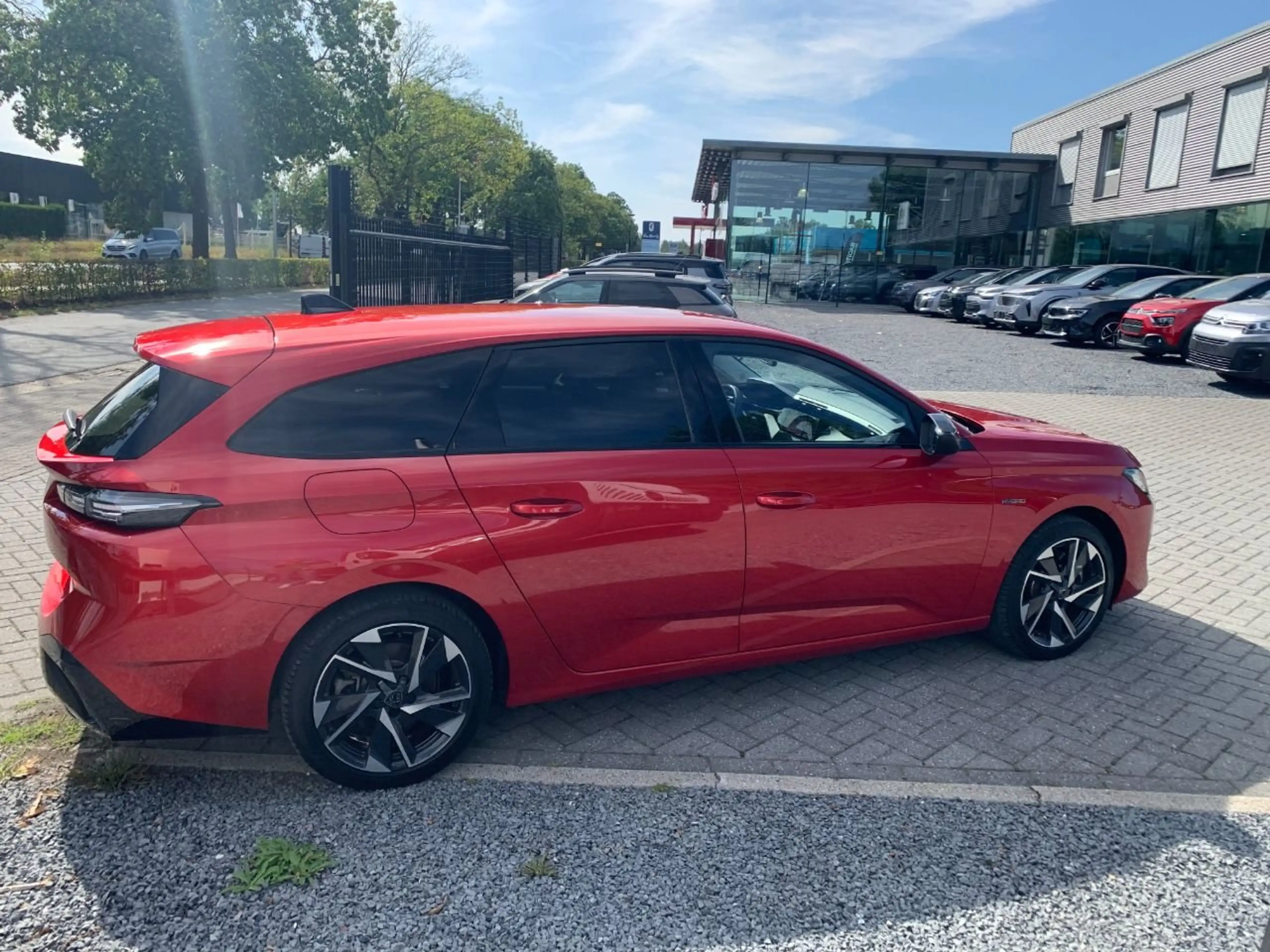 Peugeot 308 SW Hybrid 180 Allure Pack — photo 10