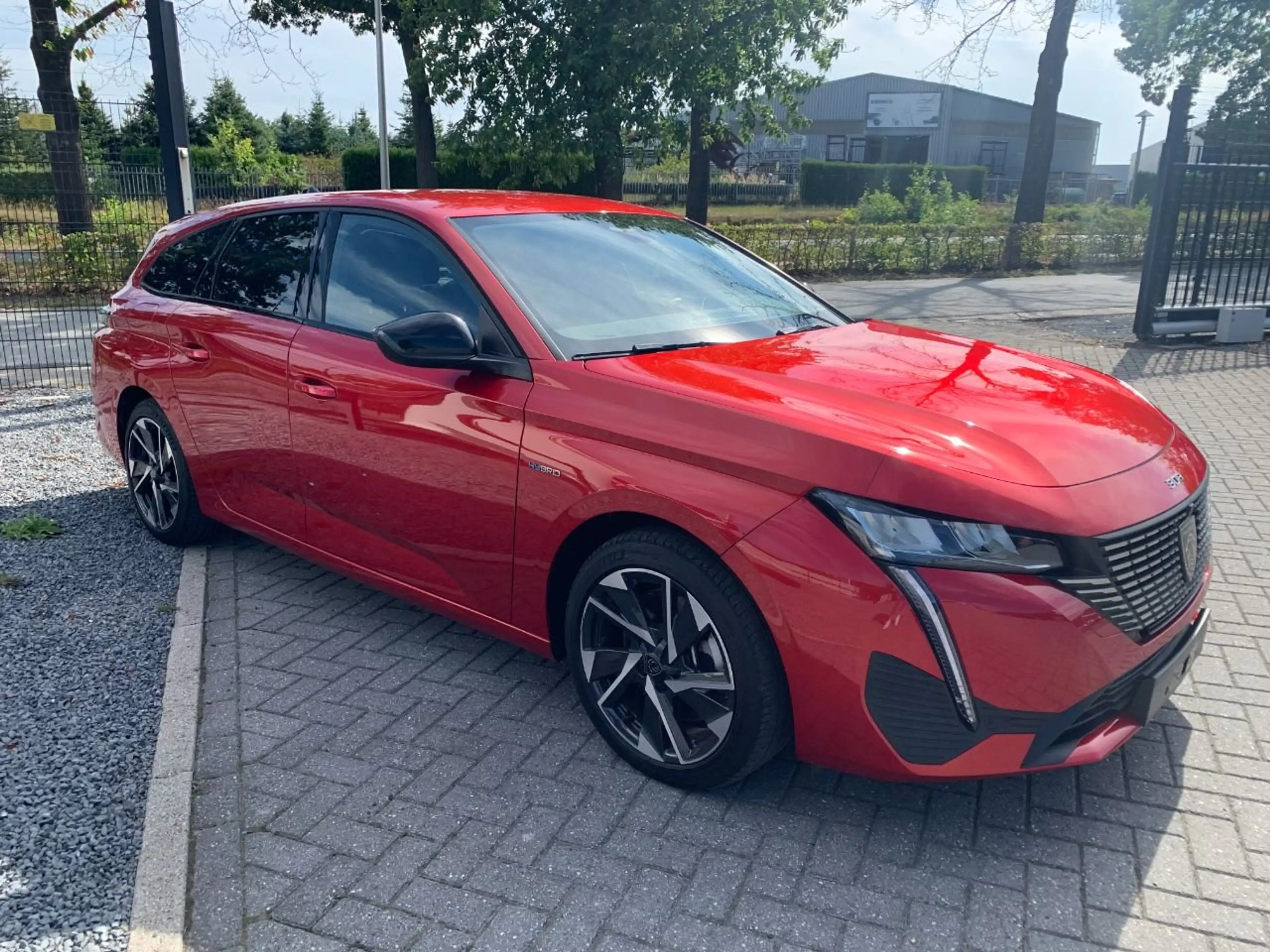 Peugeot 308 SW Hybrid 180 Allure Pack — photo 4
