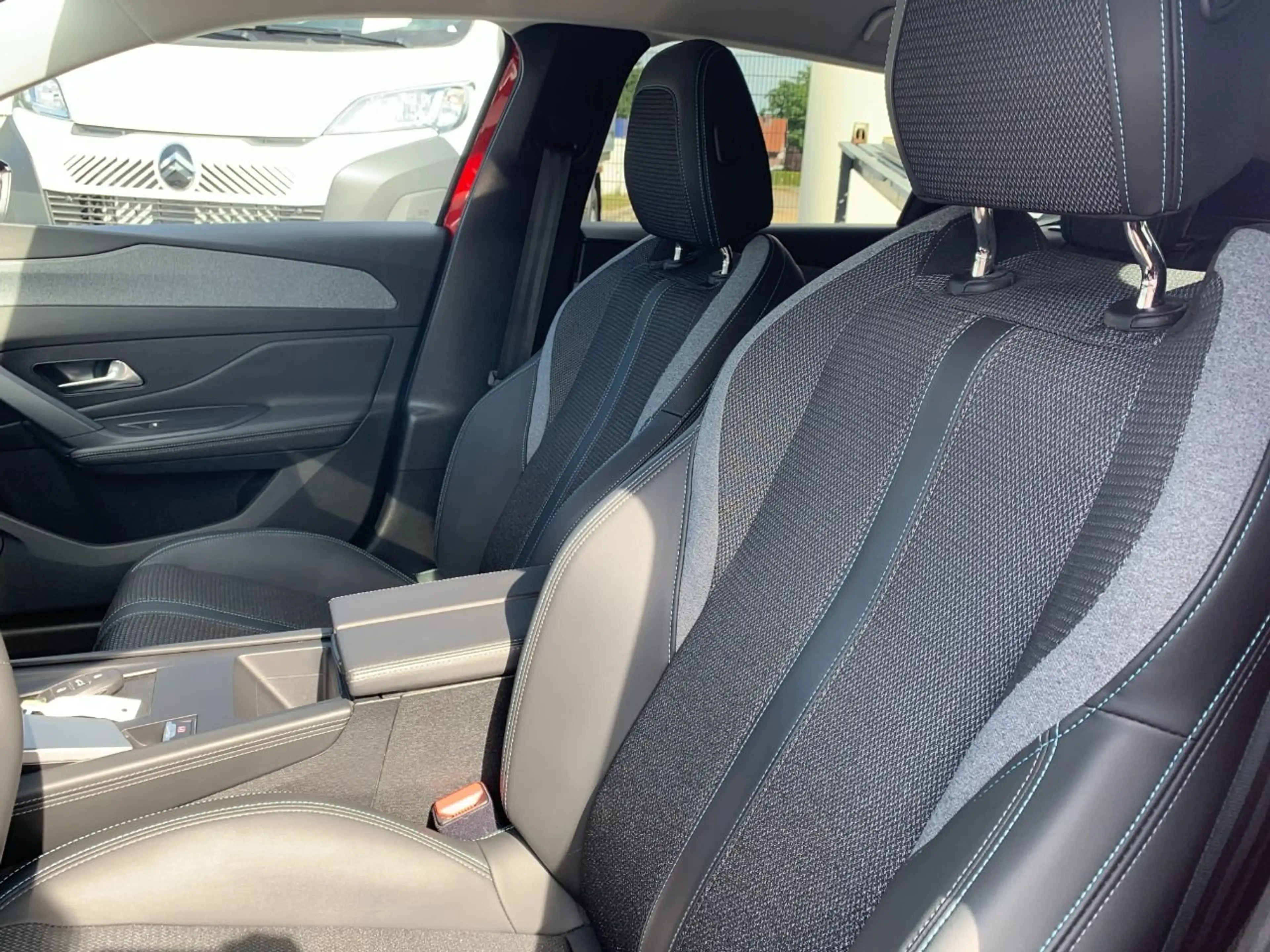 Peugeot 308 SW Hybrid 180 Allure Pack — photo 13