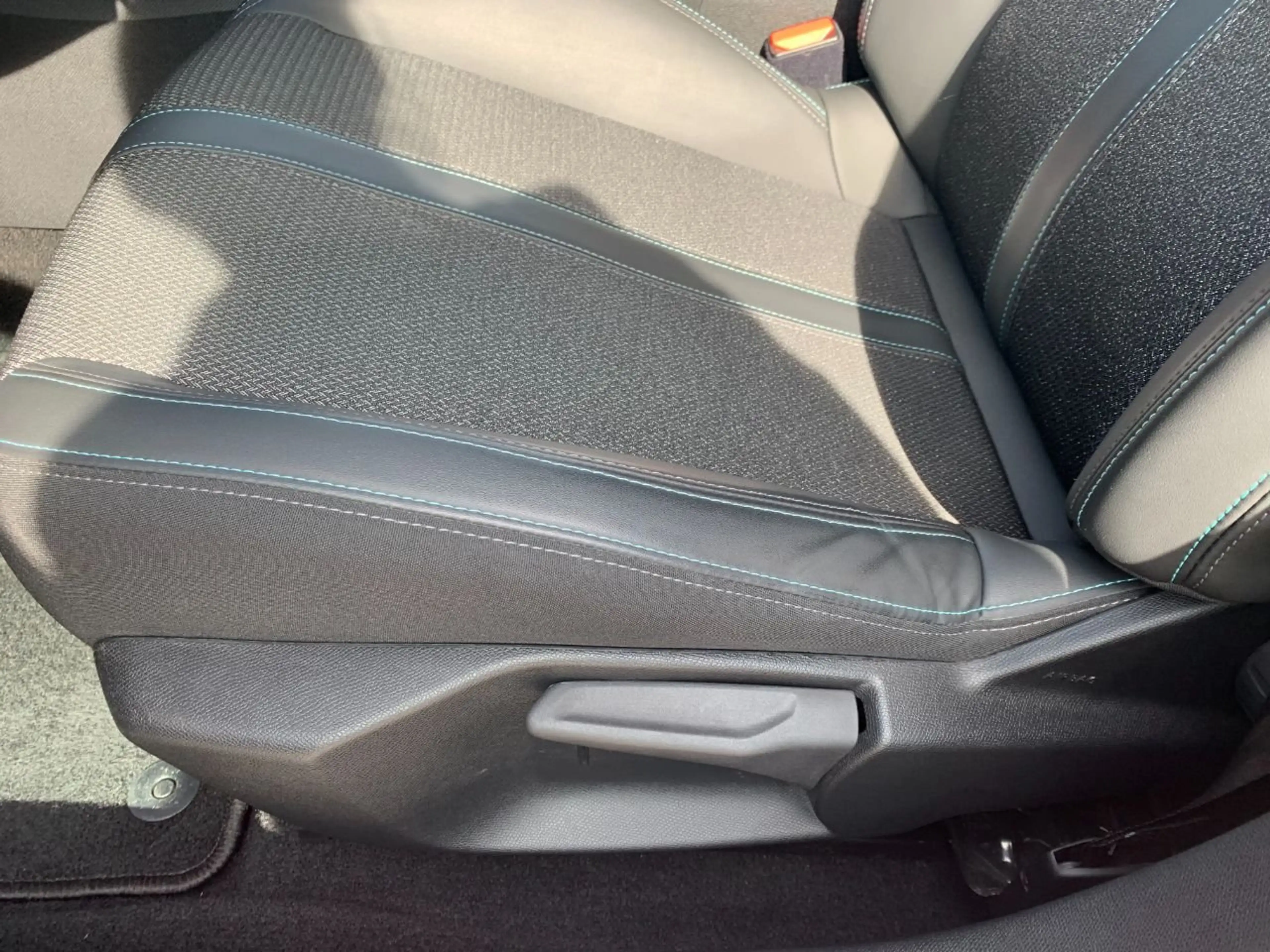 Peugeot 308 SW Hybrid 180 Allure Pack — photo 12