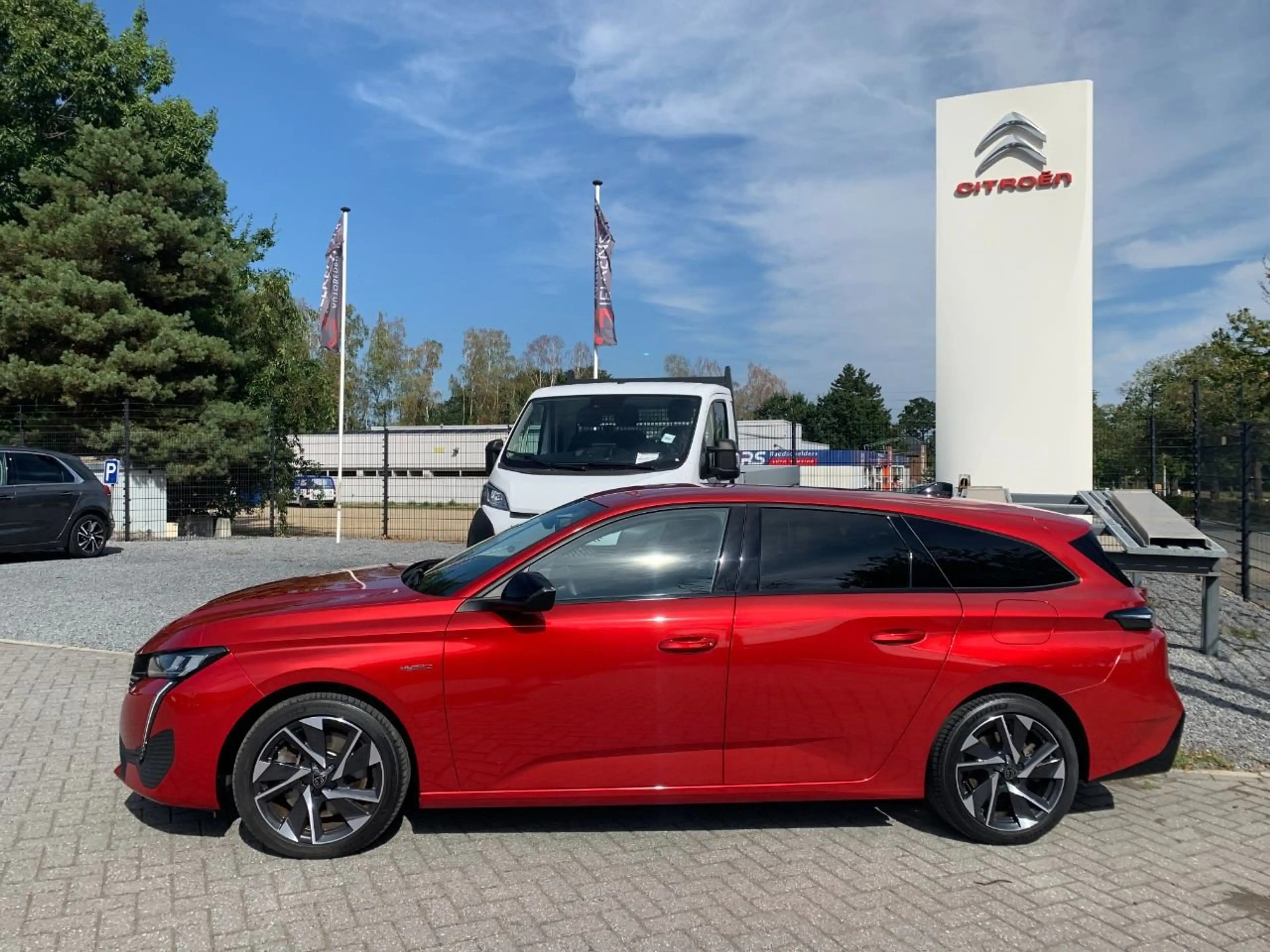 Peugeot 308 SW Hybrid 180 Allure Pack — photo 3