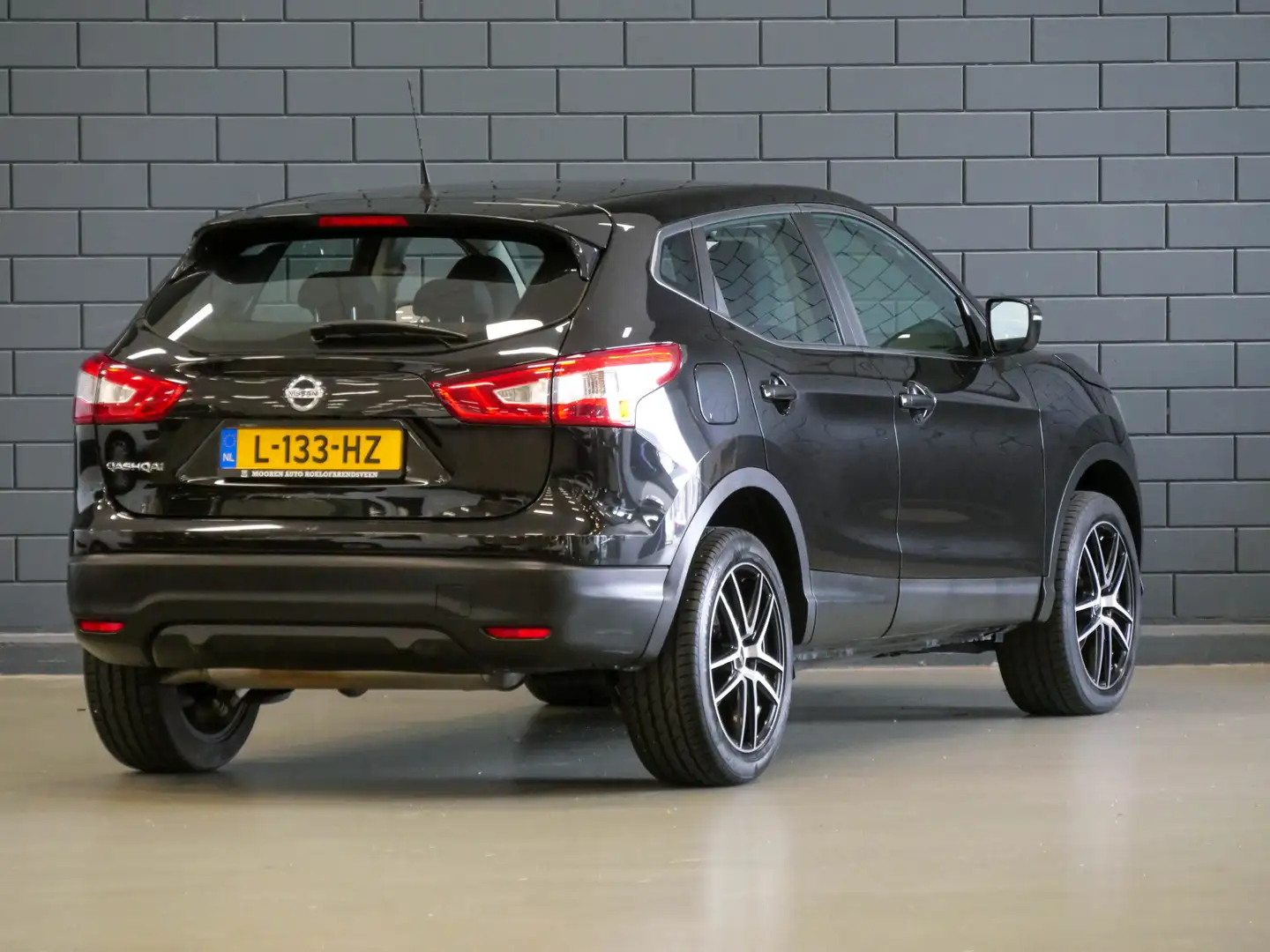 Nissan Qashqai 1.2 116PK Visia | AIRCO | CRUISE CONTROL | Zwart - 2