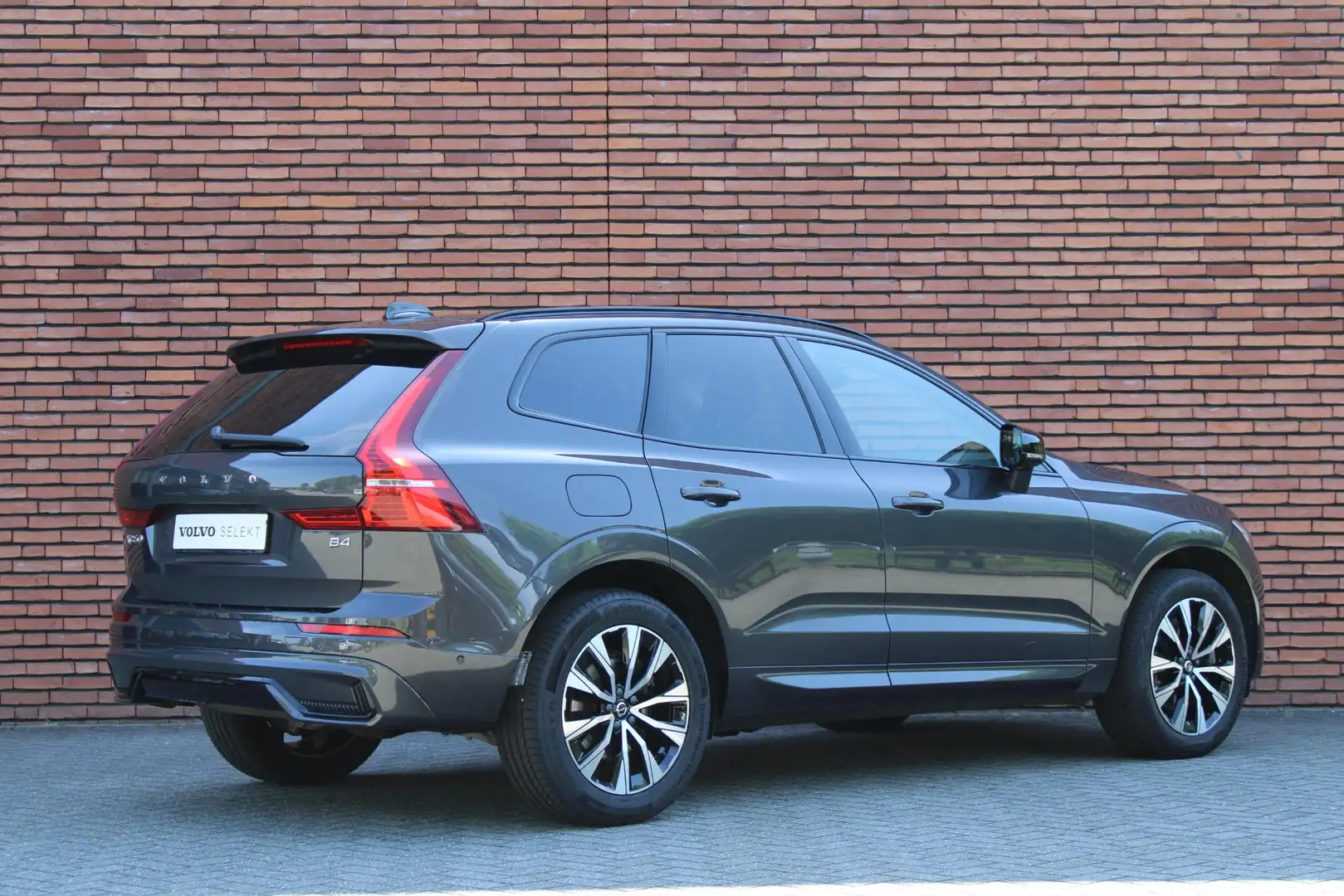 Volvo XC60 B4 Plus Dark Diesel | Platinum Grey Metallic | Int Grau - 2