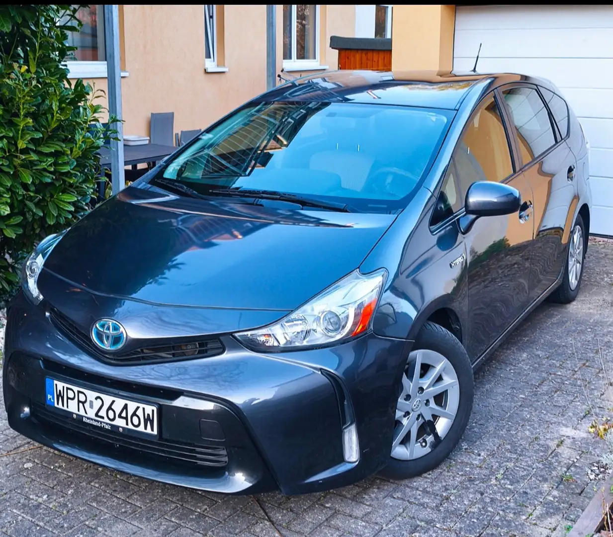 Toyota Prius+ Grey - 1