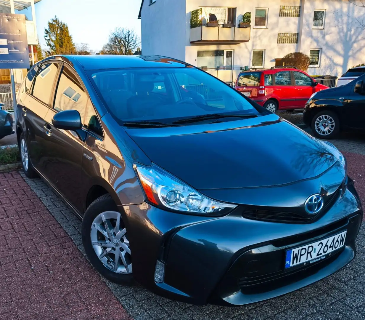 Toyota Prius+ Grey - 2