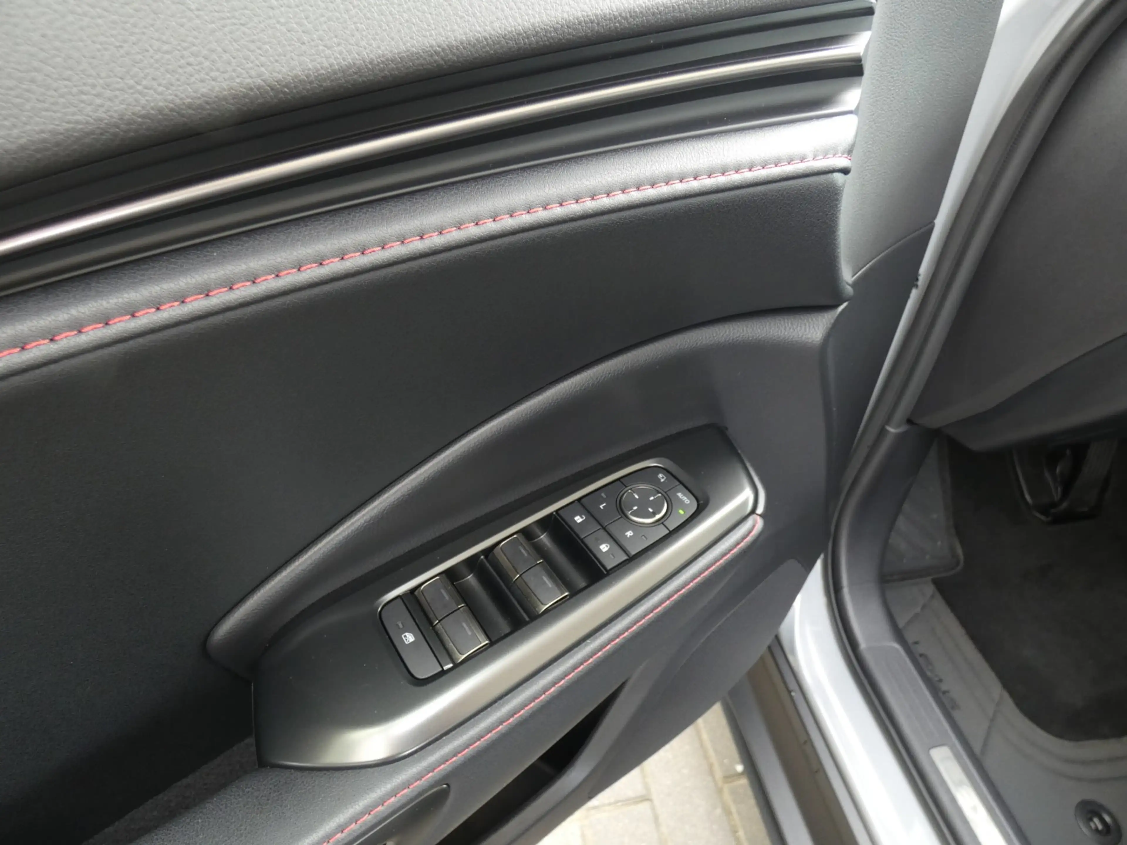 Lexus LBX Hybrid Elegant +ZWART LEDER +Stuur&Zetelverwarming +GPS +Dodehoek +Parkeersensoren — photo 13