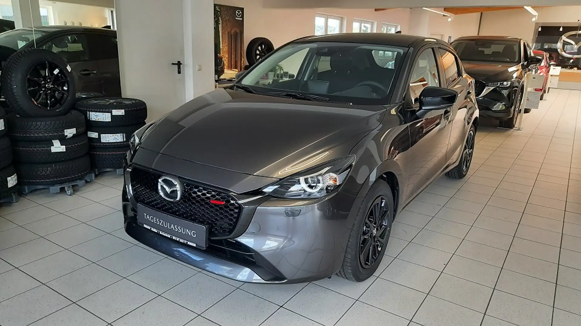 Mazda 2 1.5L SKYACTIV-G 90PS Homura *Automatik* Šedá - 1