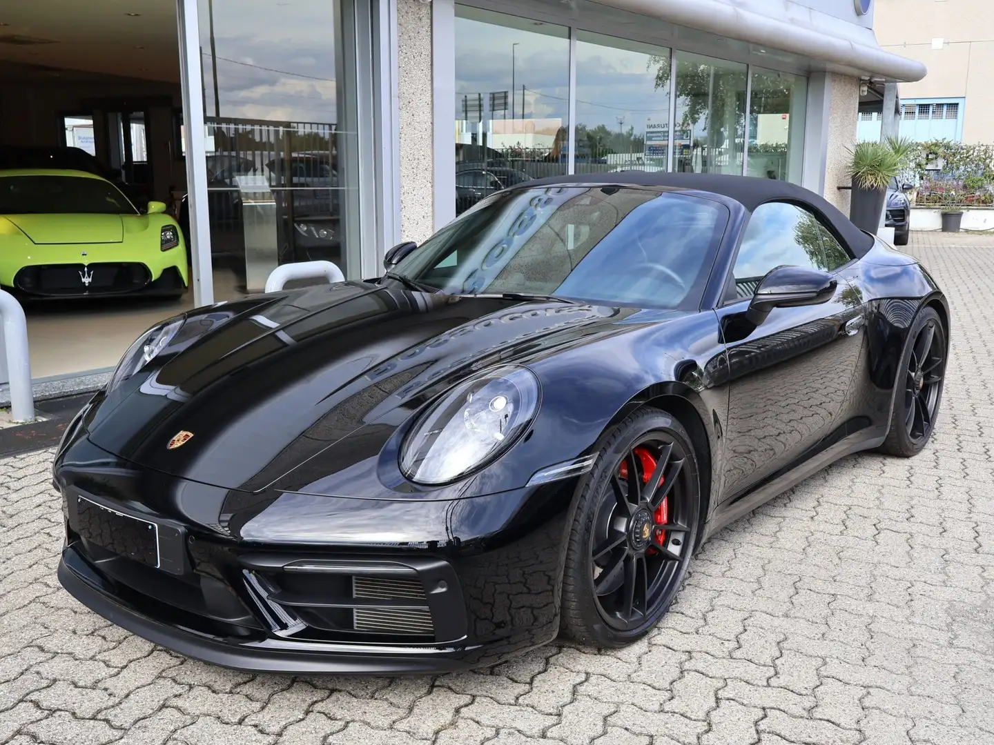 Porsche 992 (911) Carrera 4 GTS Cabriolet Schwarz - 2