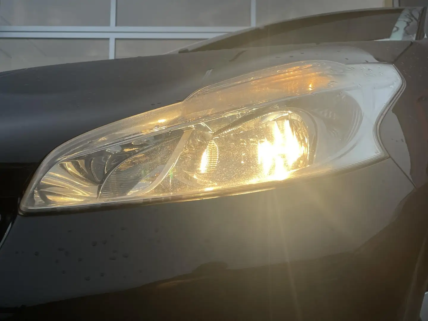 Peugeot 208 1.2 PureTech Style - Navigatie - Climate Control - Schwarz - 2