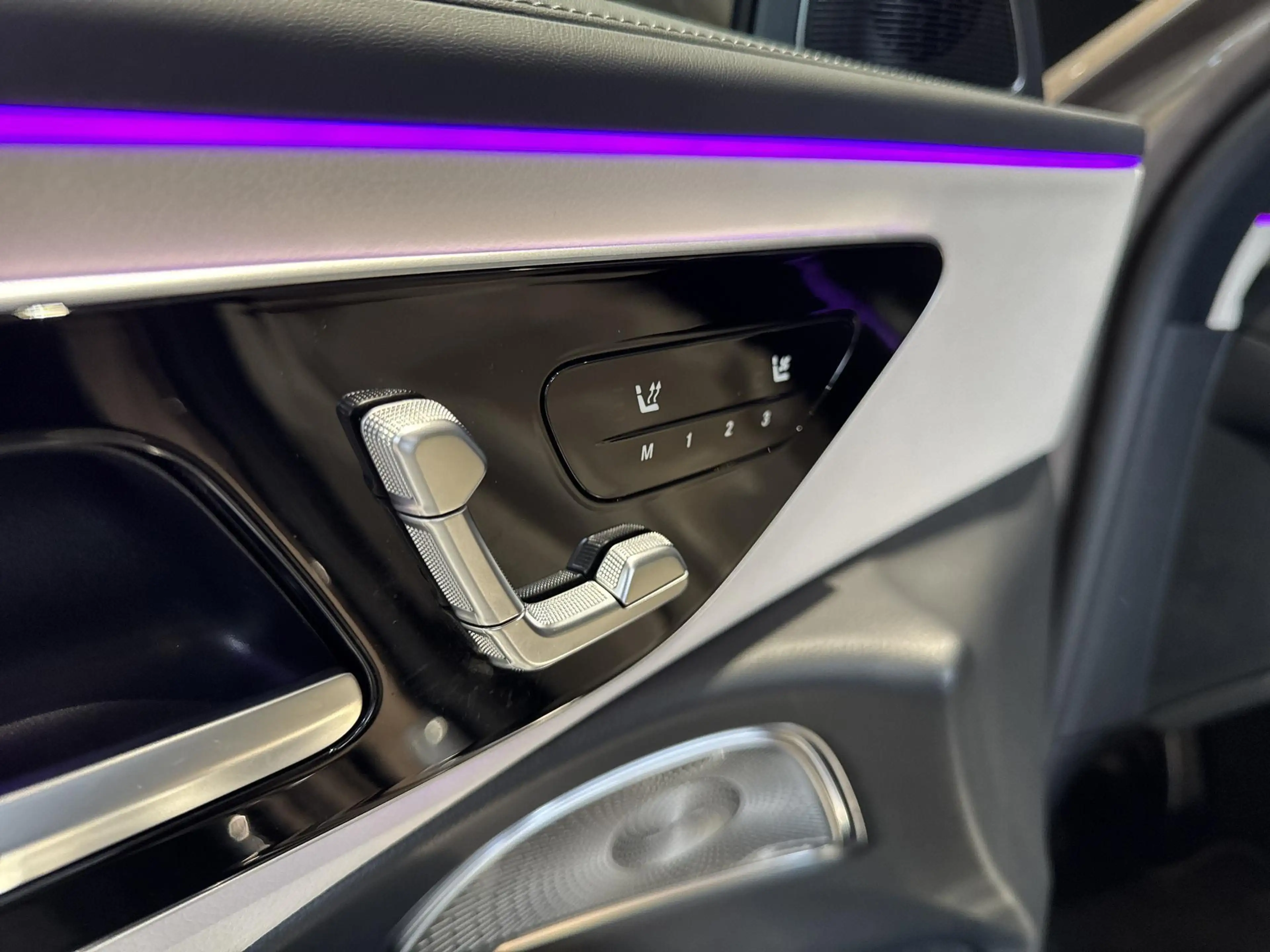 Mercedes-Benz E 220 d AMG Line Estate + SUPERSCREEN + PANO + BURMESTER — photo 14