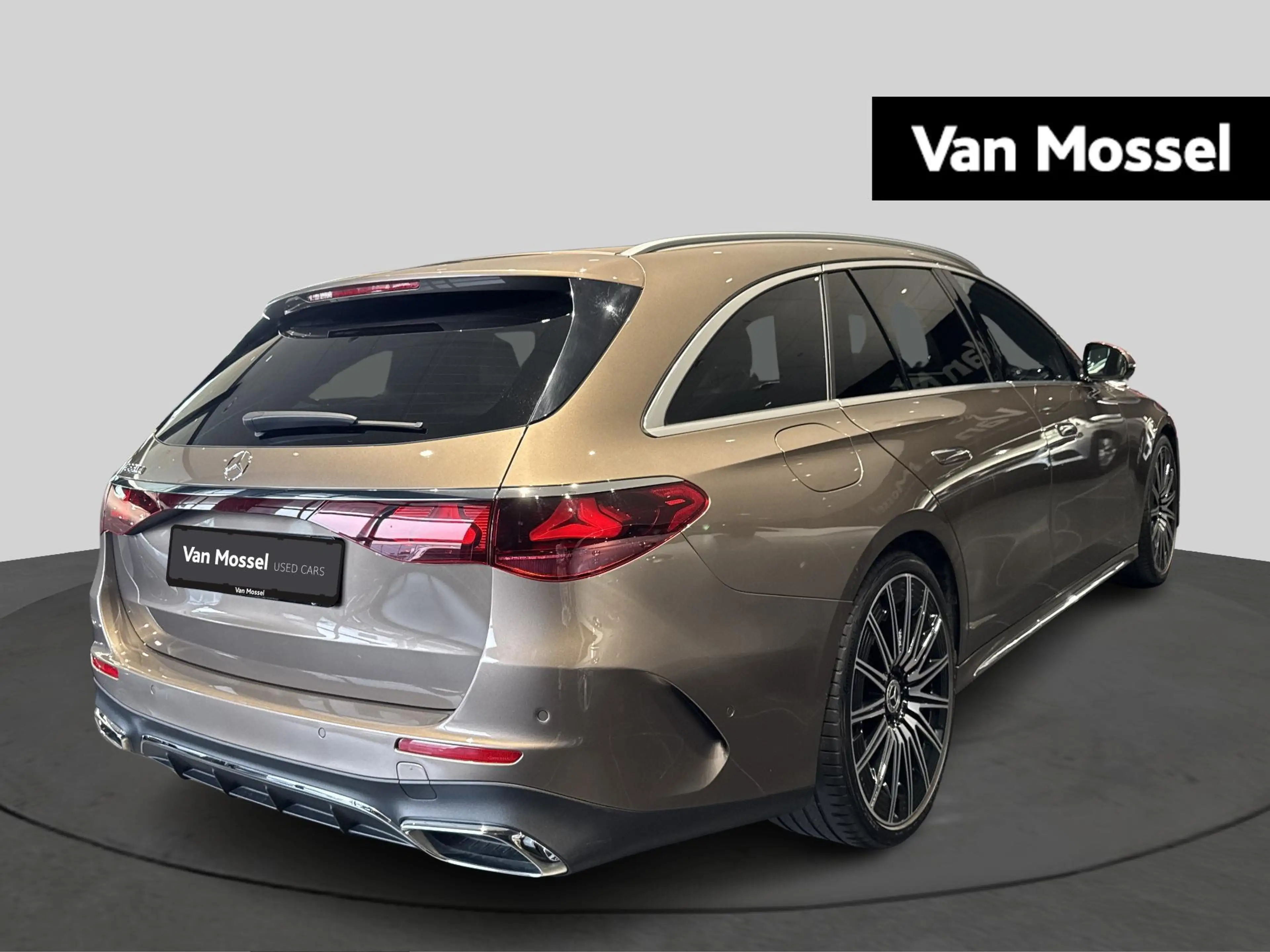 Mercedes-Benz E 220 d AMG Line Estate + SUPERSCREEN + PANO + BURMESTER — photo 4