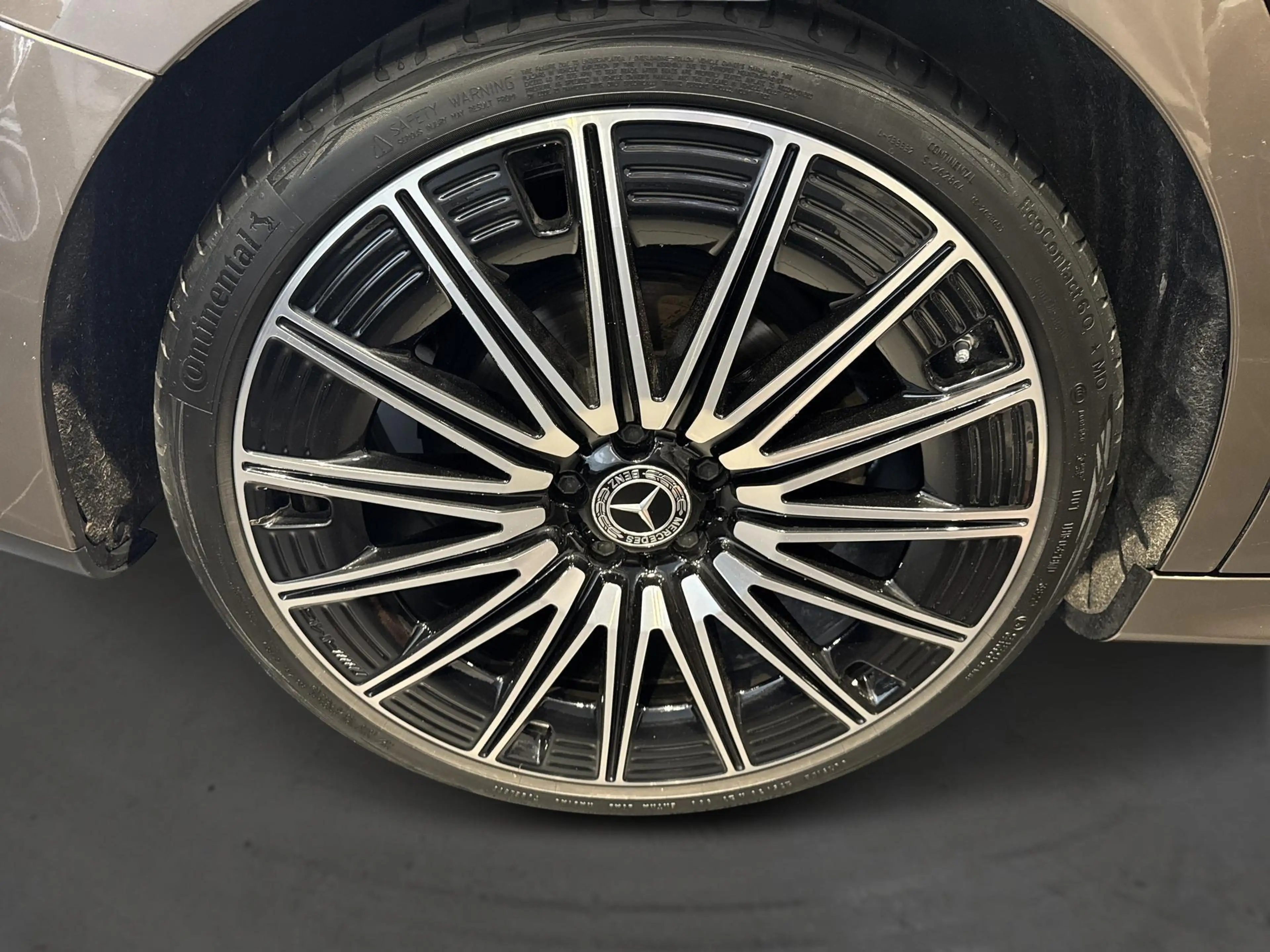 Mercedes-Benz E 220 d AMG Line Estate + SUPERSCREEN + PANO + BURMESTER — photo 6