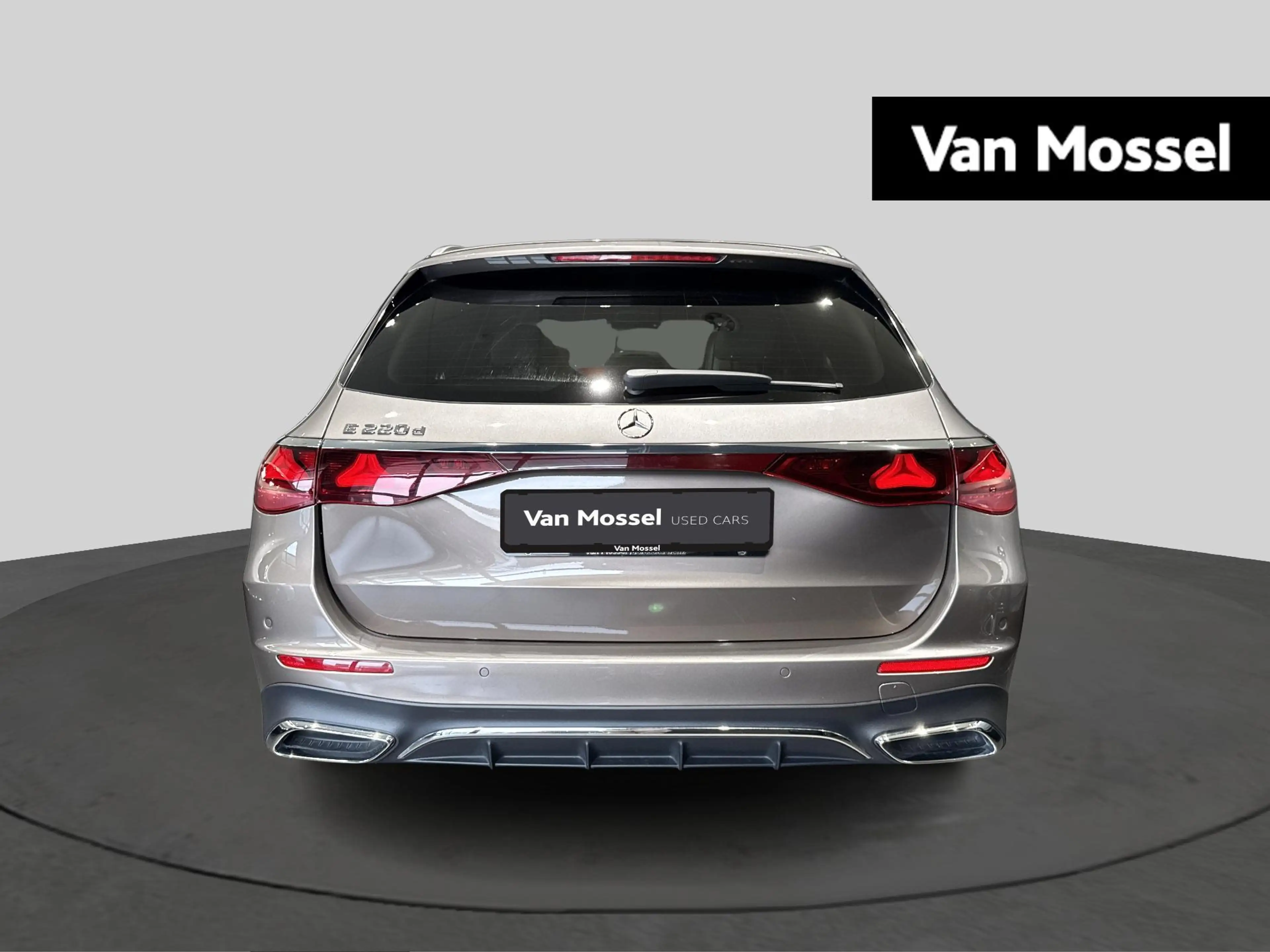 Mercedes-Benz E 220 d AMG Line Estate + SUPERSCREEN + PANO + BURMESTER — photo 3