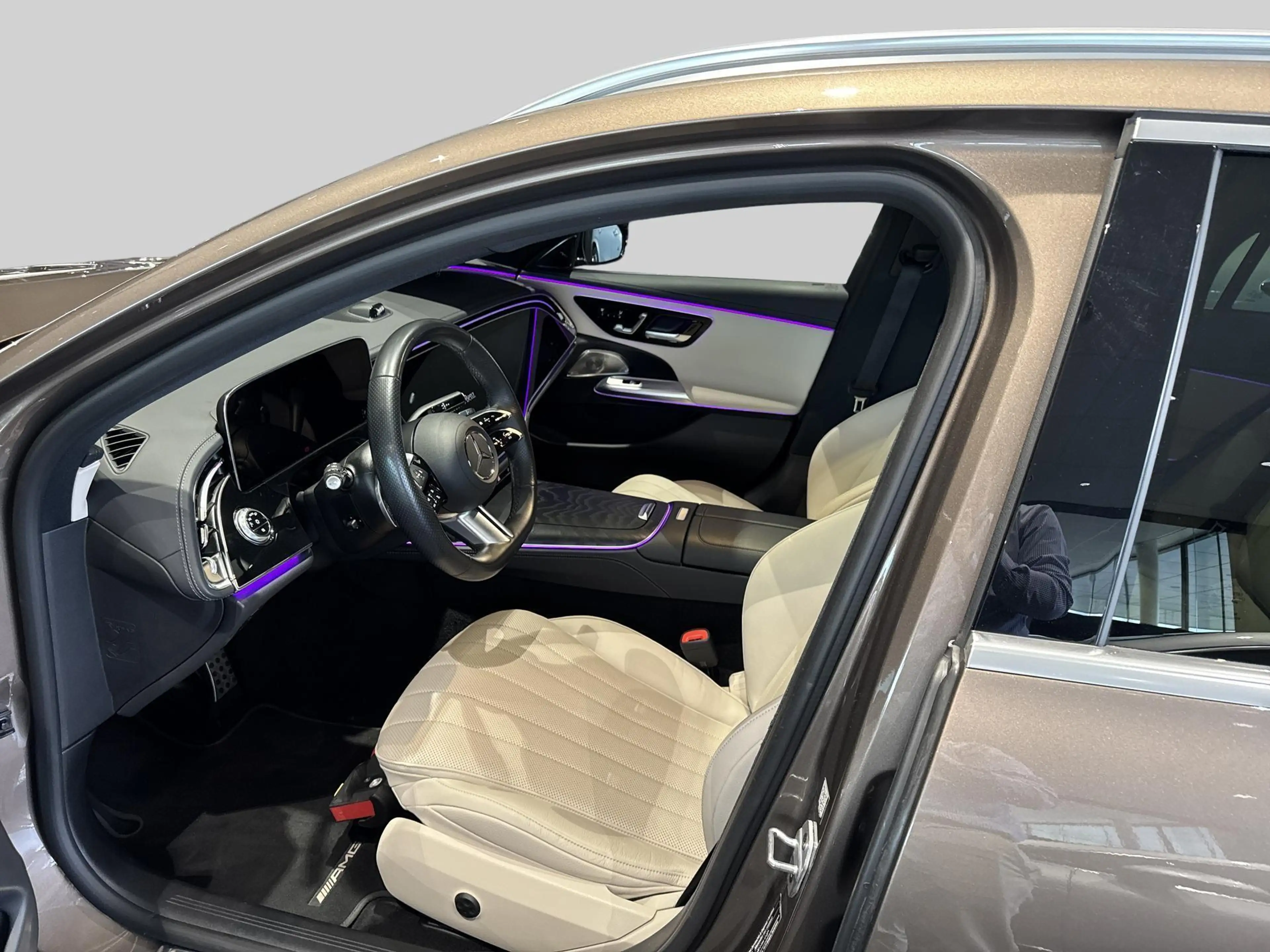 Mercedes-Benz E 220 d AMG Line Estate + SUPERSCREEN + PANO + BURMESTER — photo 8