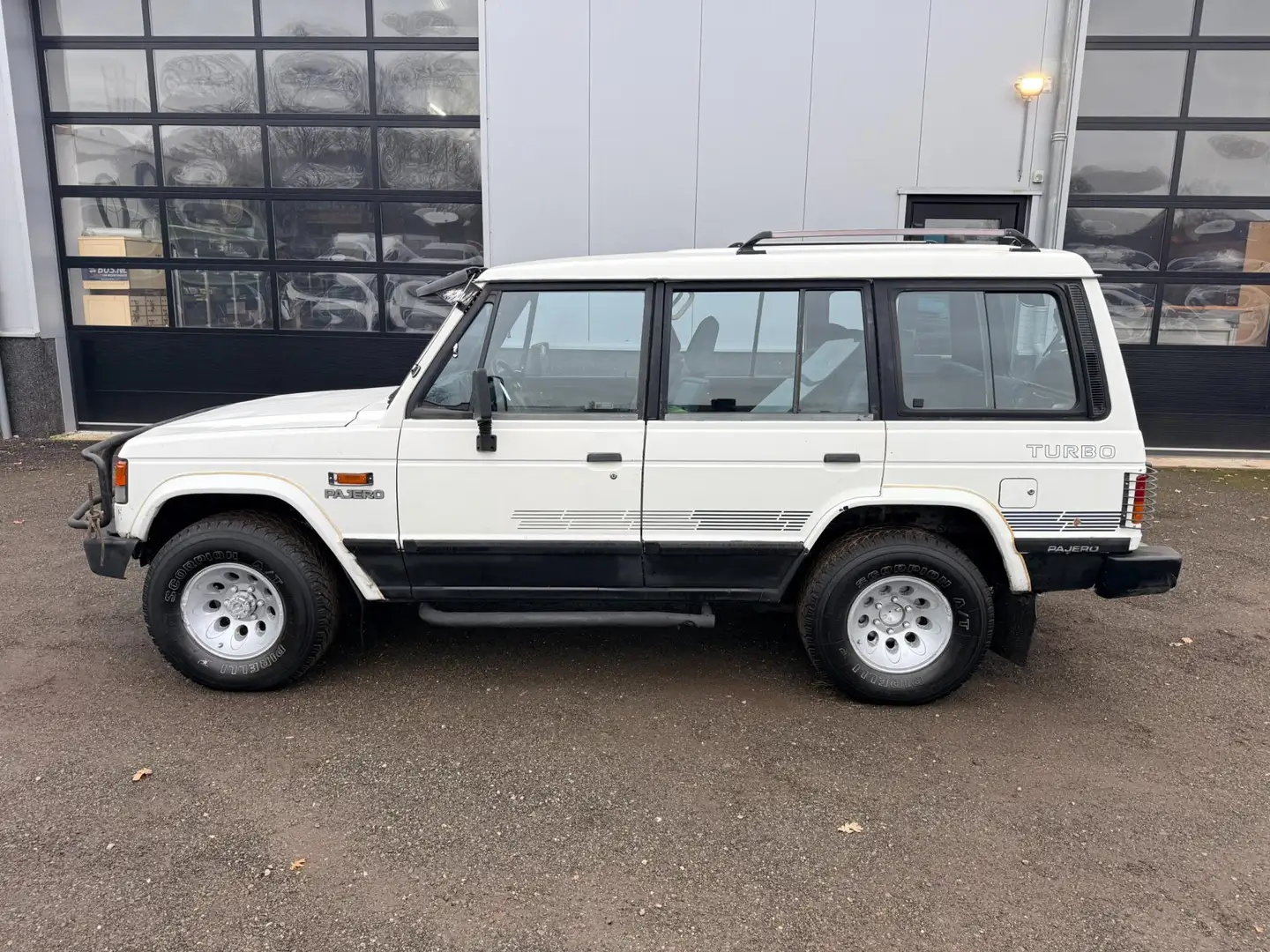 Mitsubishi Pajero 2.5 TD Long Body 7 Seats Export! Weiß - 2