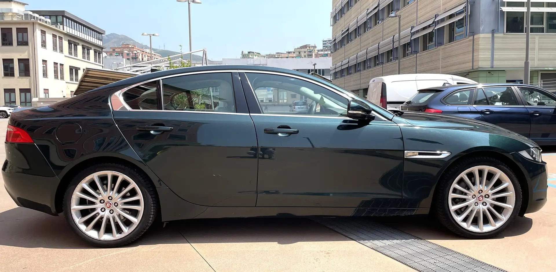 Jaguar XE XE 2.0d Prestige 180cv auto Зелений - 1