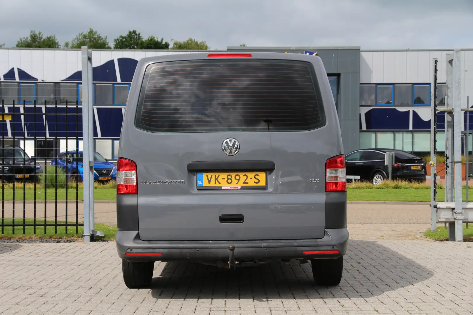 Volkswagen T5 Transporter 2.0 TDI 115PK * L2H1 * Trekhaak * Cruise * Airco.. Grijs - 2