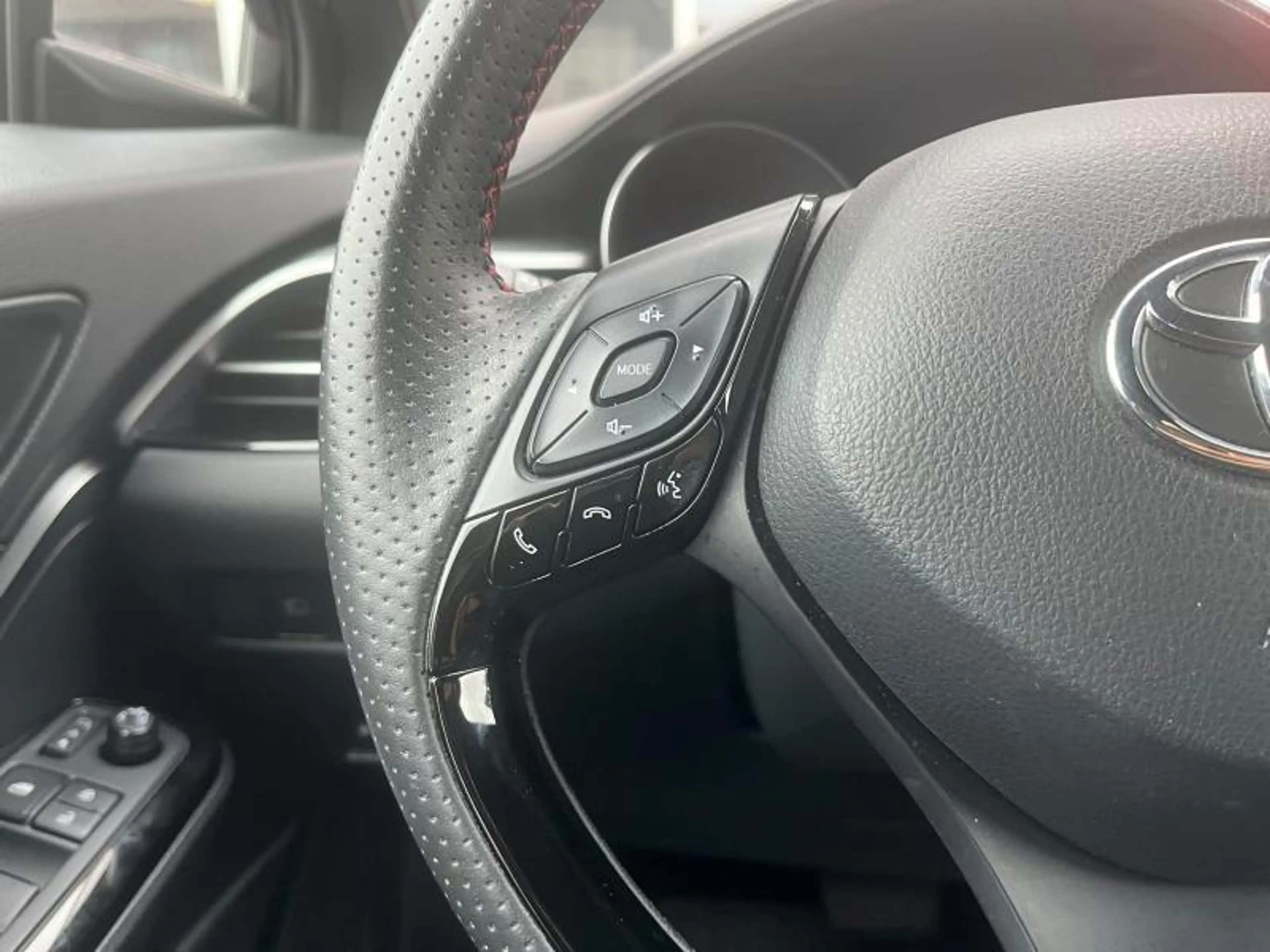 Toyota C-HR GR Sport — photo 10