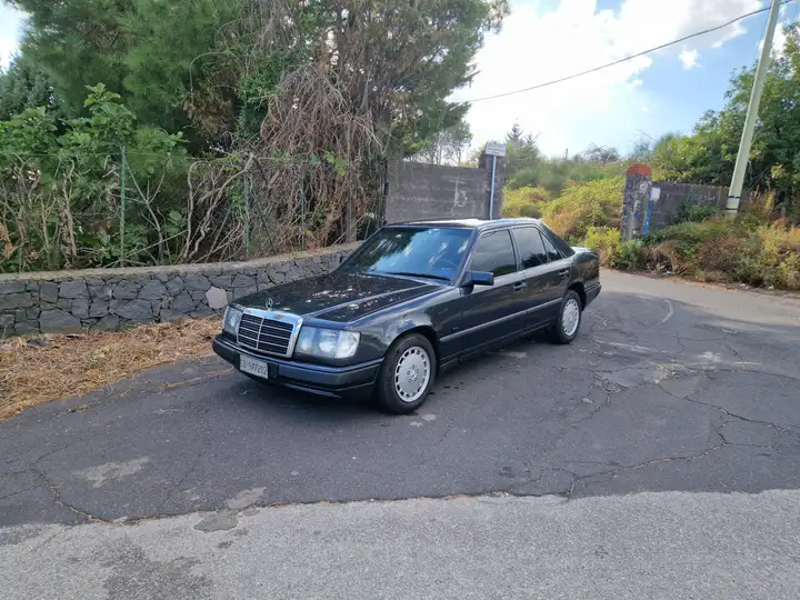 Mercedes-Benz 200 E