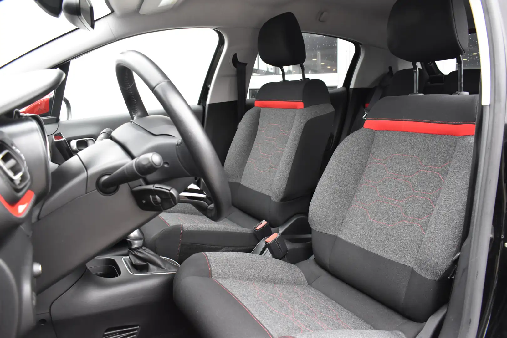 Citroen C3 PureTech 110 EAT6 Shine | Automaat | Navi | Airco Schwarz - 2