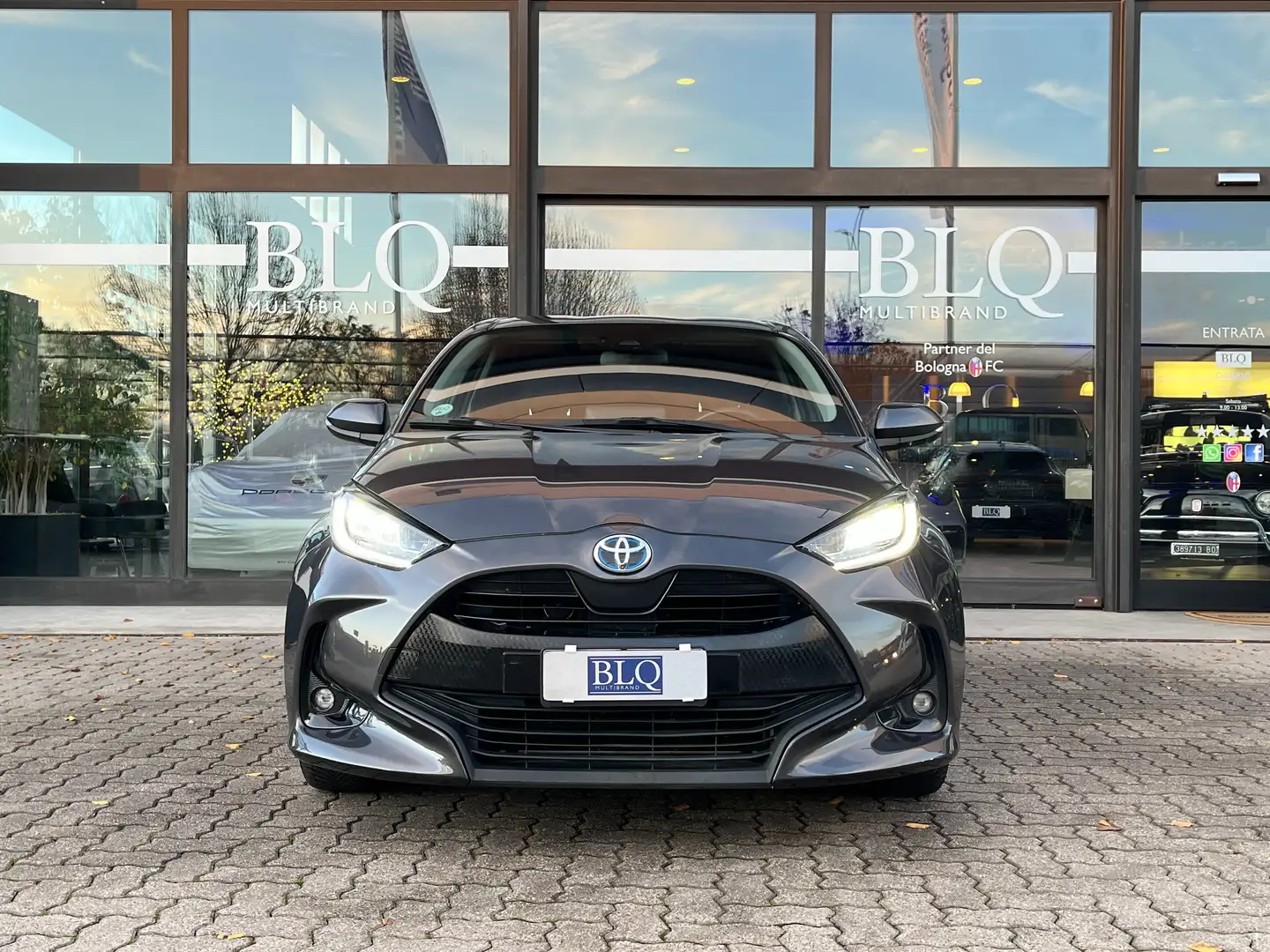 Toyota Yaris HYBRID 1.5h Trend - NEOPATENTATI Grey - 2