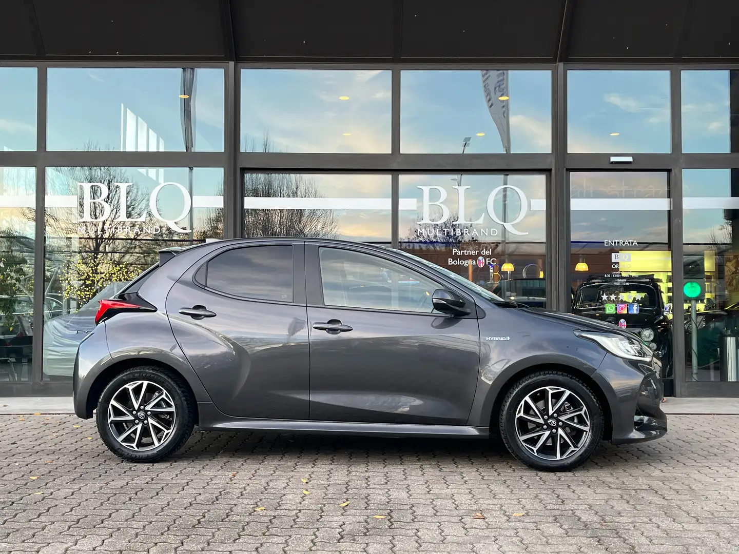 Toyota Yaris HYBRID 1.5h Trend - NEOPATENTATI Grey - 1