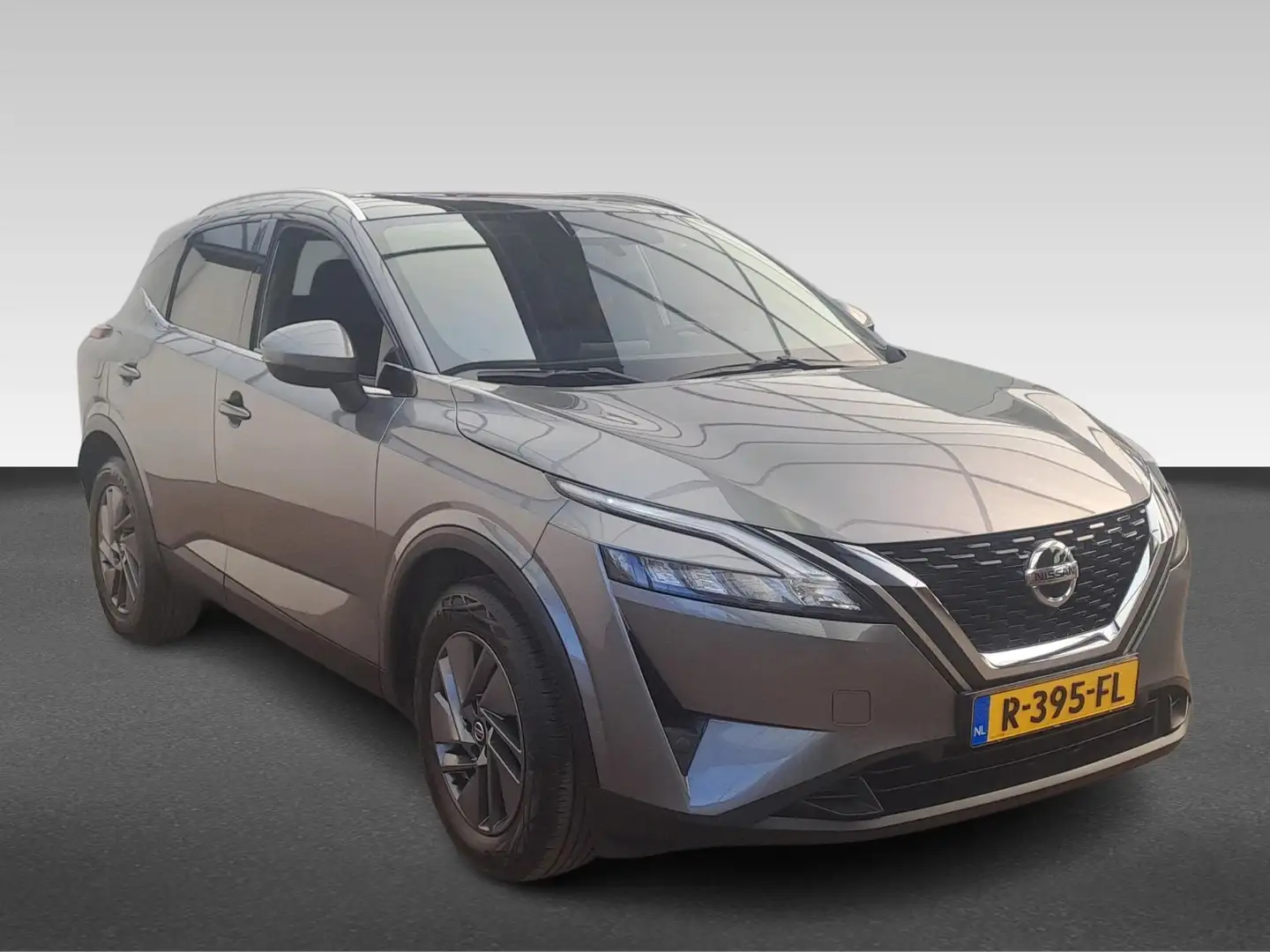 Nissan Qashqai 1.3 Mild-Hybrid 140pk Acenta / Navi / PDC / Camera Grijs - 2