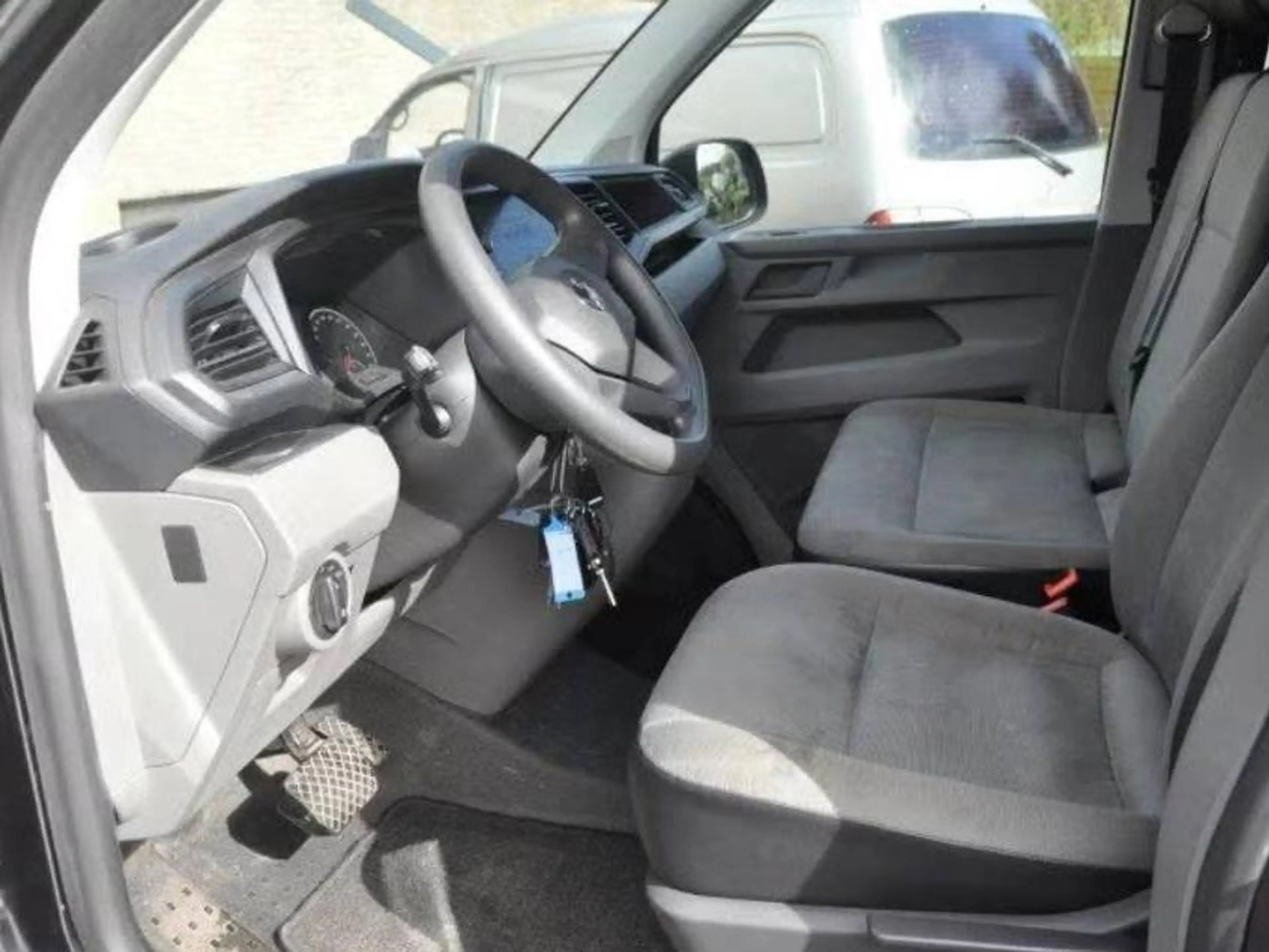 Volkswagen T6.1 Transporter 2.0 TDi SCR BMT Trendline DSG (EU6d-T) — photo 5