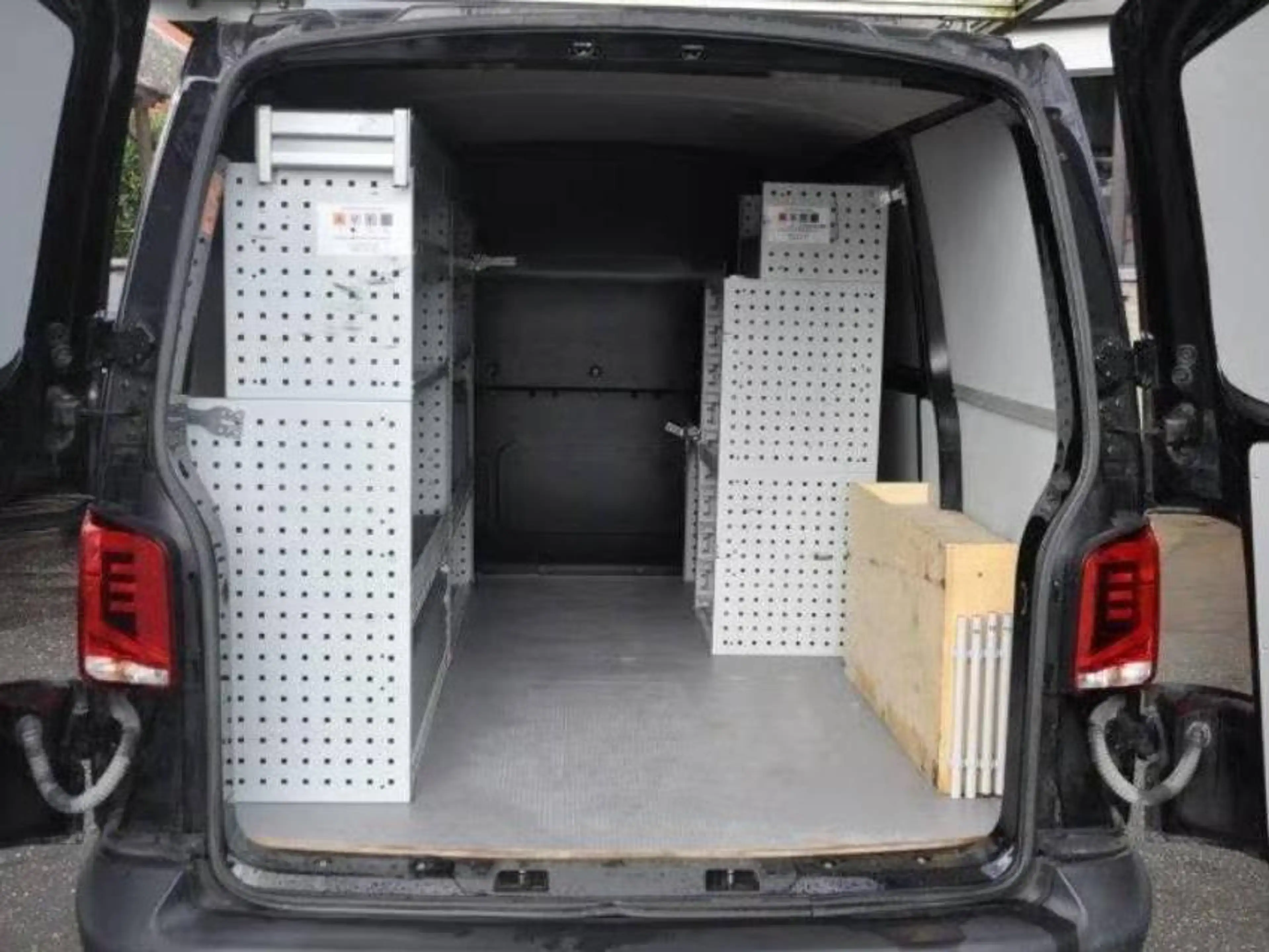 Volkswagen T6.1 Transporter 2.0 TDi SCR BMT Trendline DSG (EU6d-T) — photo 15