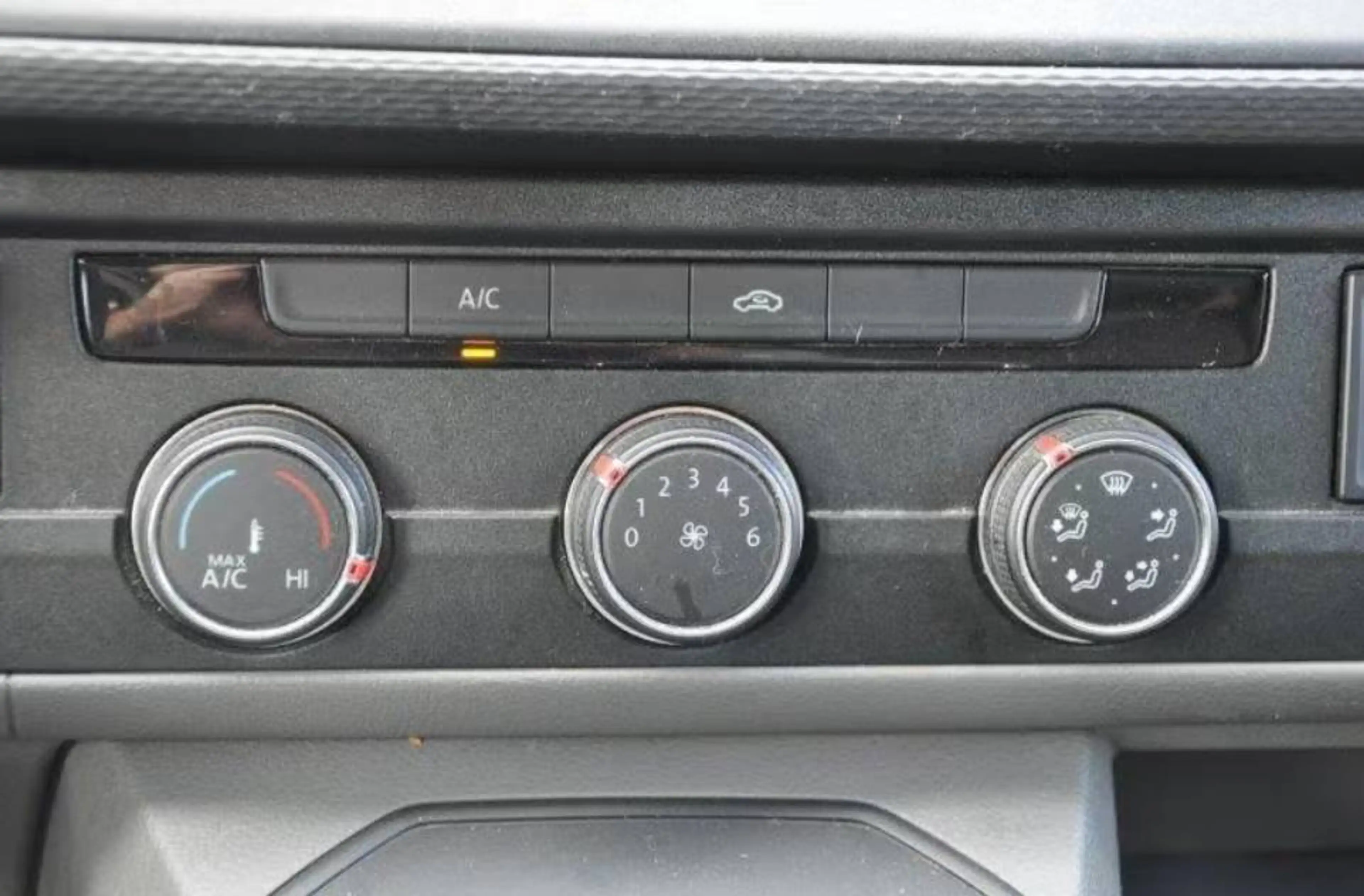 Volkswagen T6.1 Transporter 2.0 TDi SCR BMT Trendline DSG (EU6d-T) — photo 11