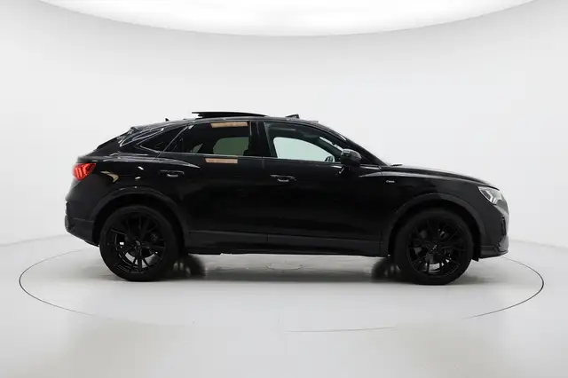 Audi Q3 view 5