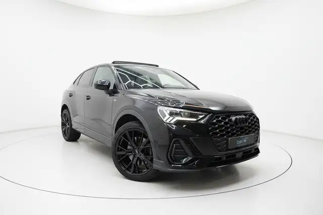 Audi Q3 view 3