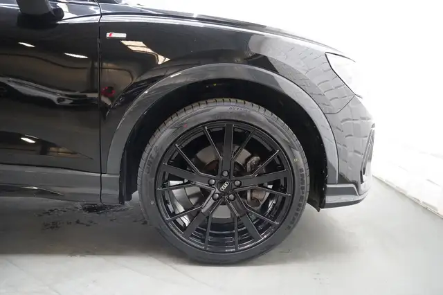 Audi Q3 view 10