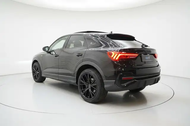 Audi Q3 view 8