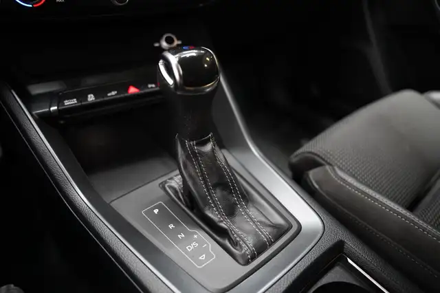 Audi Q3 view 15