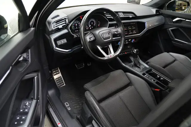 Audi Q3 view 12