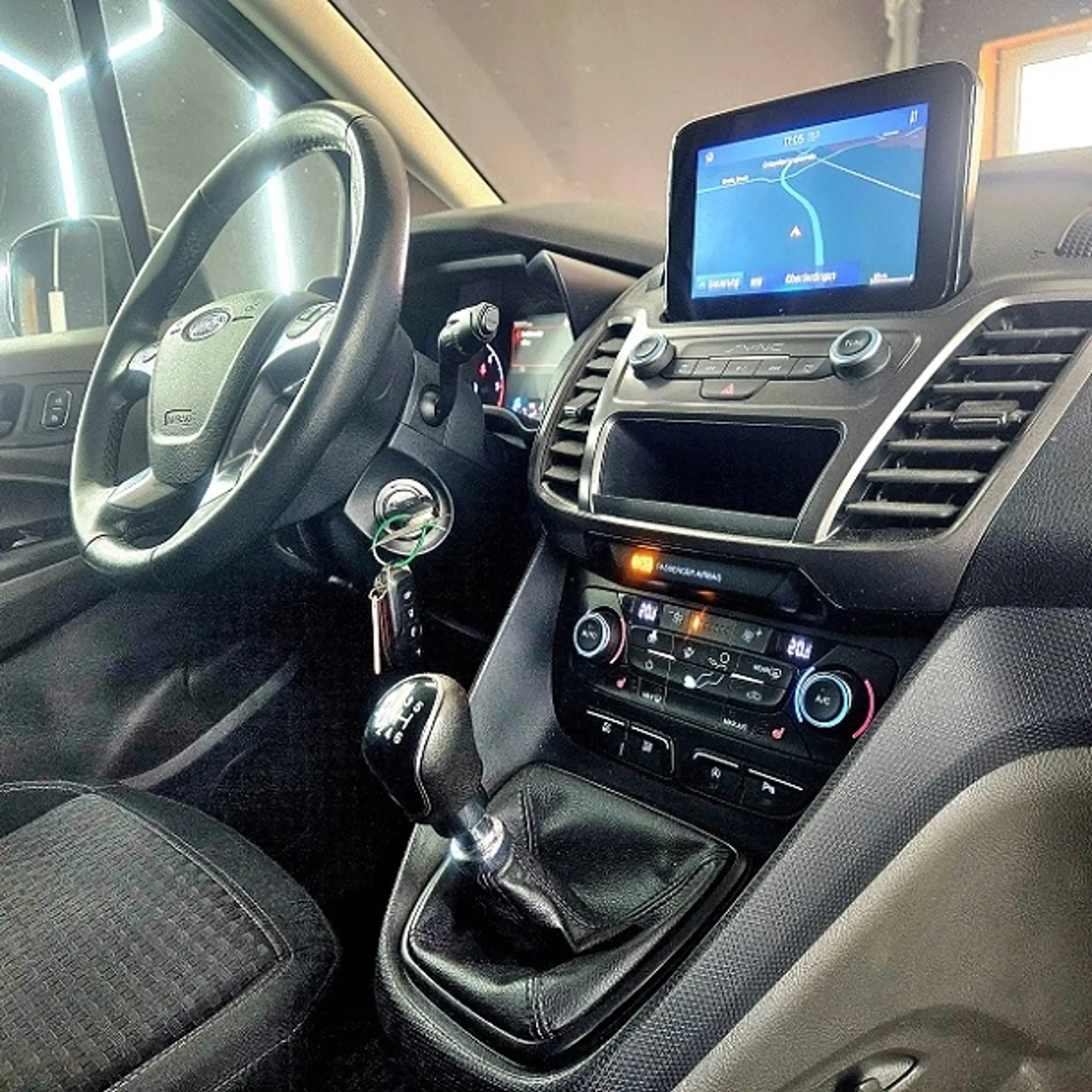 Ford Tourneo Connect Trend*5 Sitzer*Standheizung*Abstandstempomat*Navi*Kamera* — photo 11
