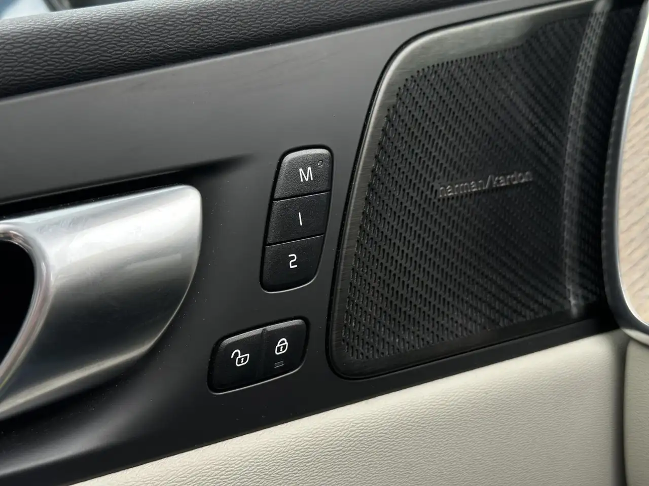 Volvo XC60 2.0 T8 Plug-in hybrid AWD Pano, Head-Up, H/K, Trek, миниатюра 18