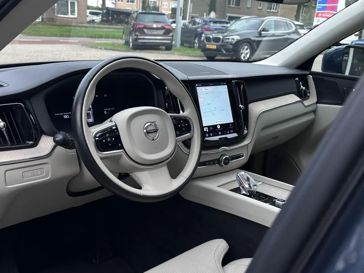 Volvo XC60 2.0 T8 Plug-in hybrid AWD Pano, Head-Up, H/K, Trek, миниатюра 2