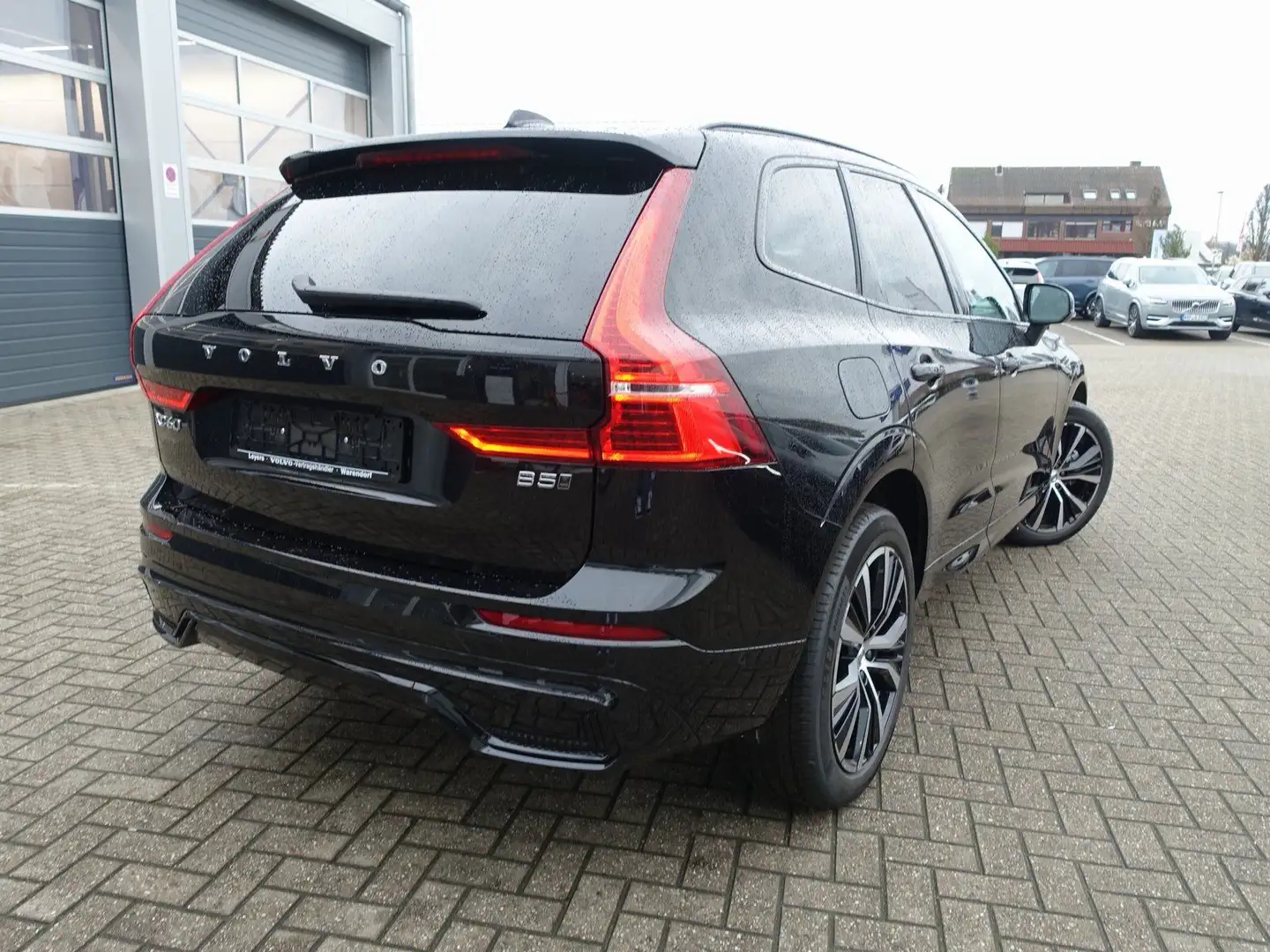 Volvo XC60 Plus B5 AWD Mild-Hybrid/Dark/360°/Pano/BLS Schwarz - 2