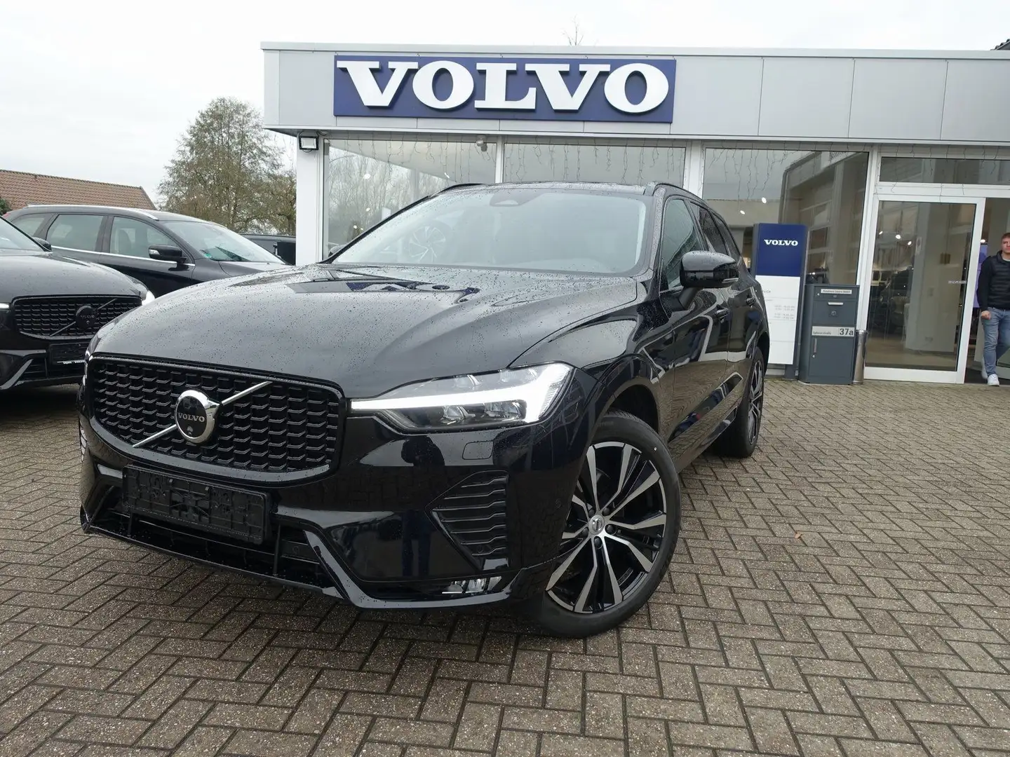 Volvo XC60 Plus B5 AWD Mild-Hybrid/Dark/360°/Pano/BLS Schwarz - 1