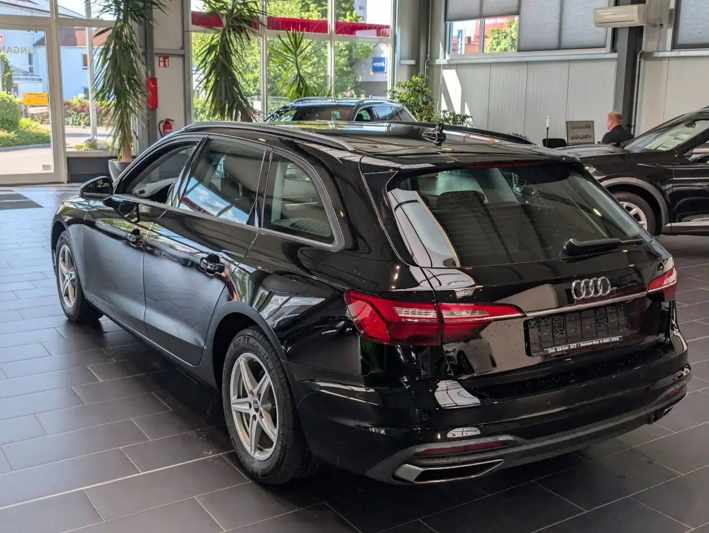 Audi A4 Avant 35 TDI S tronic Navi 8-fach 1.Hand Schwarz - 2