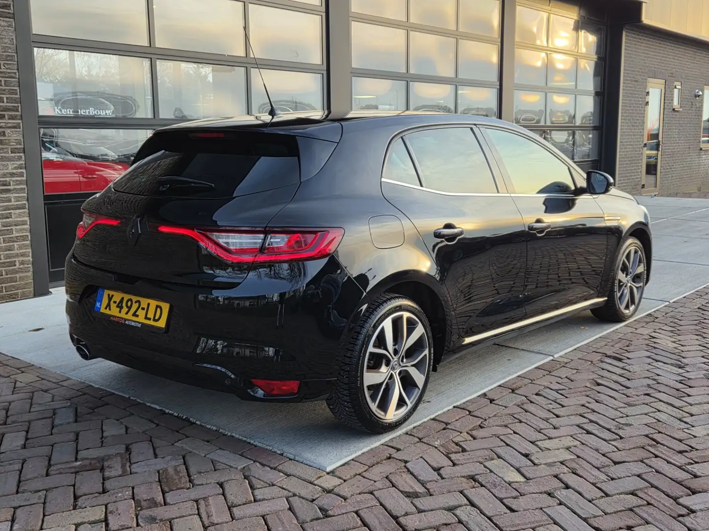 Renault Megane 1.2 TCe Bose | Autm | Groot Navi | Led | 1/2 Leer Schwarz - 2