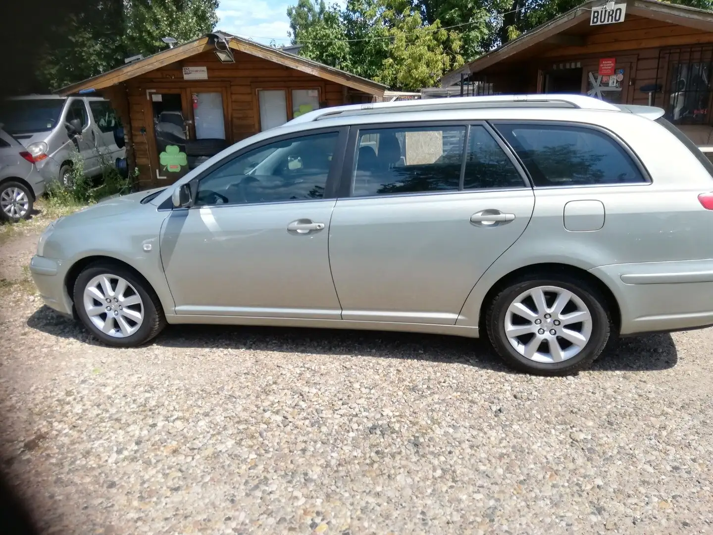 Toyota Avensis Kombi 1.8 Executive Grün - 2